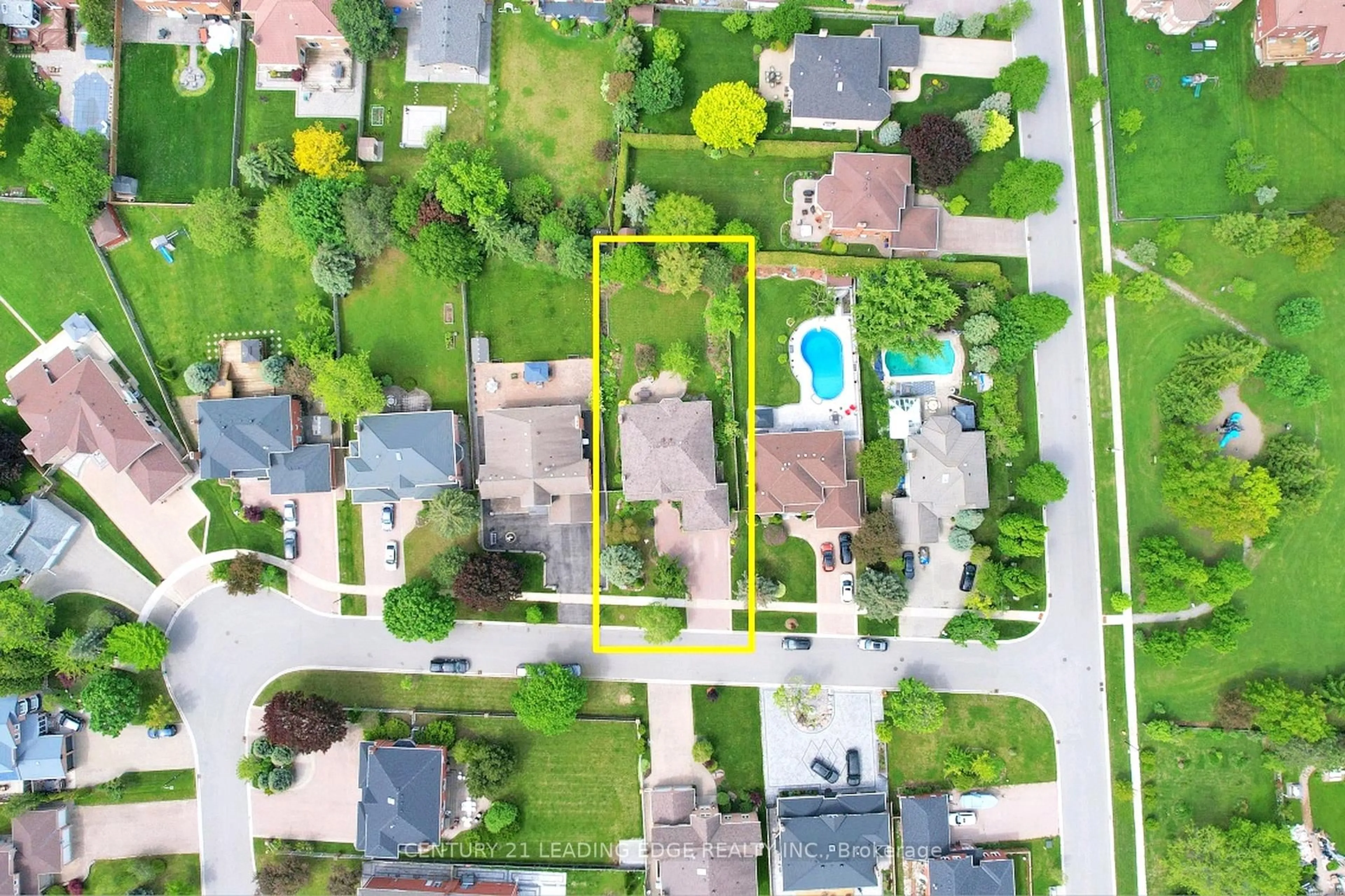 A pic from outside/outdoor area/front of a property/back of a property/a pic from drone, street for 6 Jewetts Crt, Markham Ontario L3S 2W3