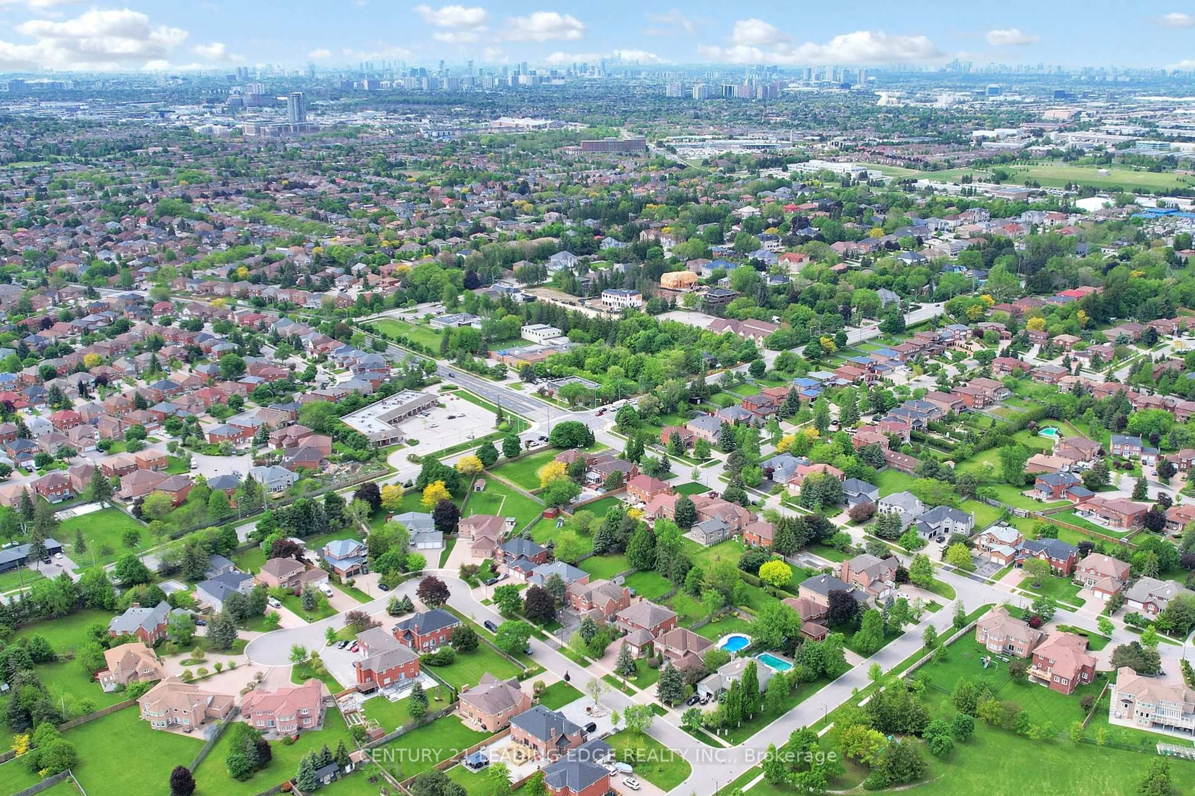 A pic from outside/outdoor area/front of a property/back of a property/a pic from drone, street for 6 Jewetts Crt, Markham Ontario L3S 2W3