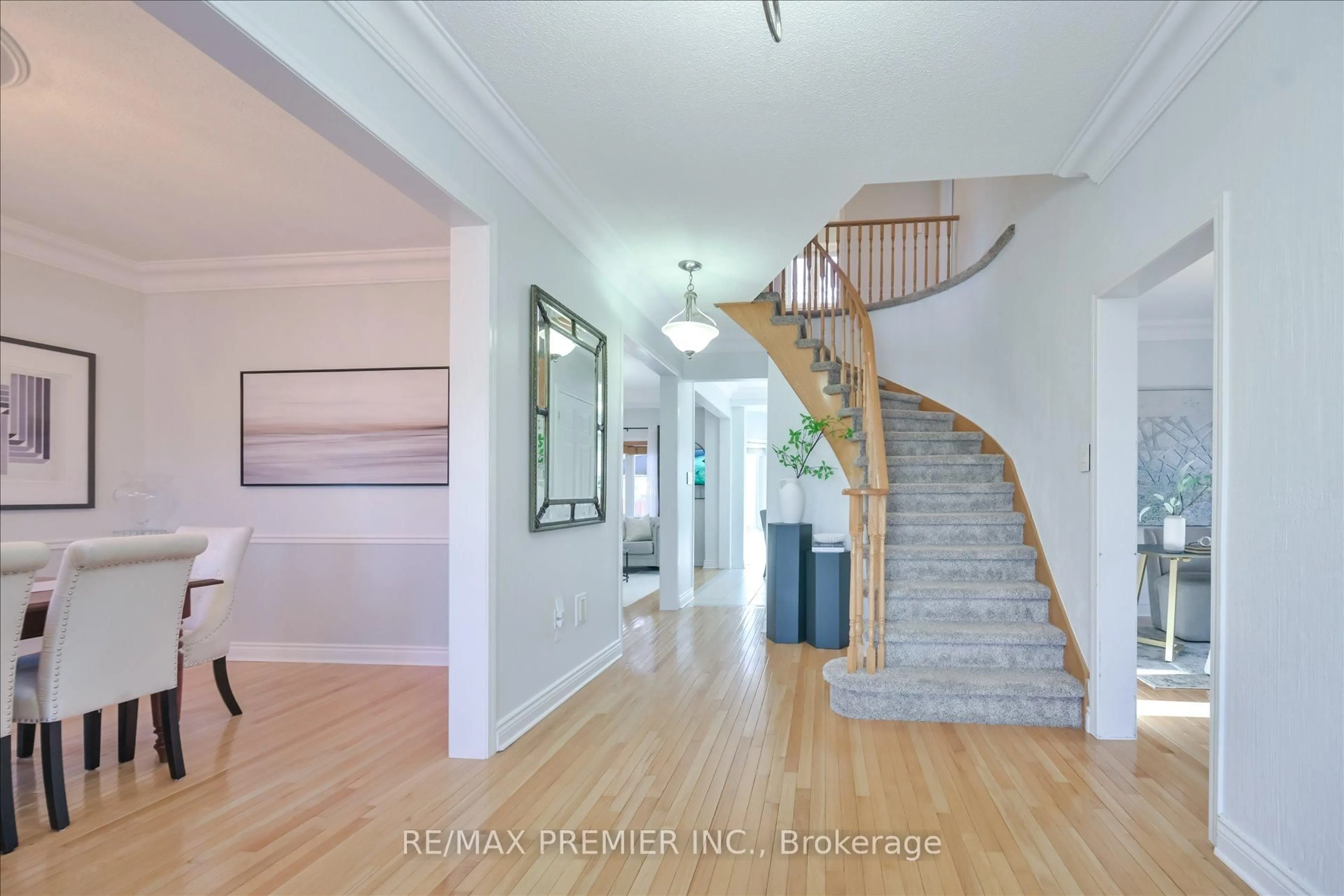 Indoor entryway for 7 Stonemount Cres, Essa Ontario L3W 0C4