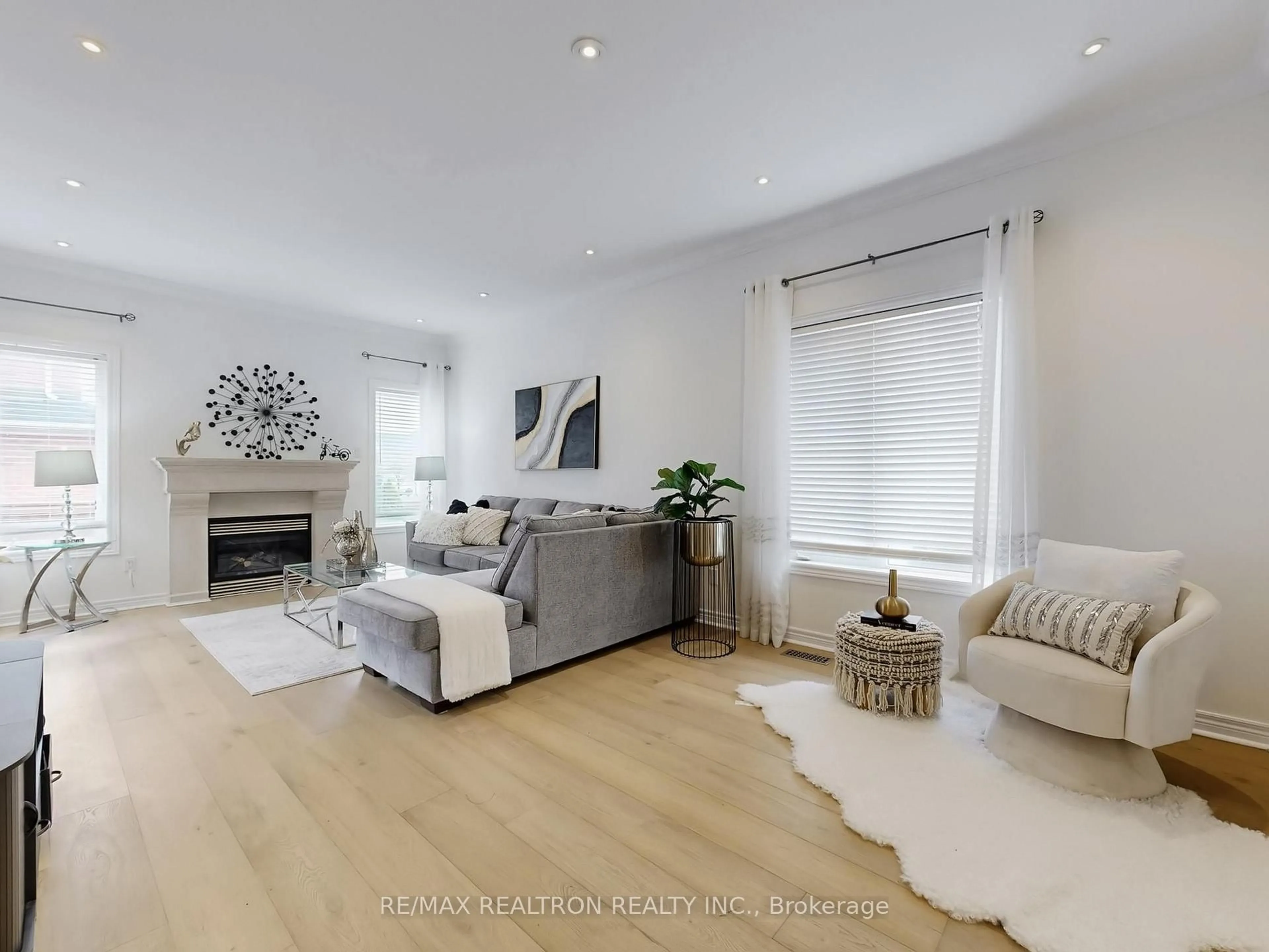 Living room with furniture, unknown for 60 Colombo Cres, Vaughan Ontario L6A 0A3