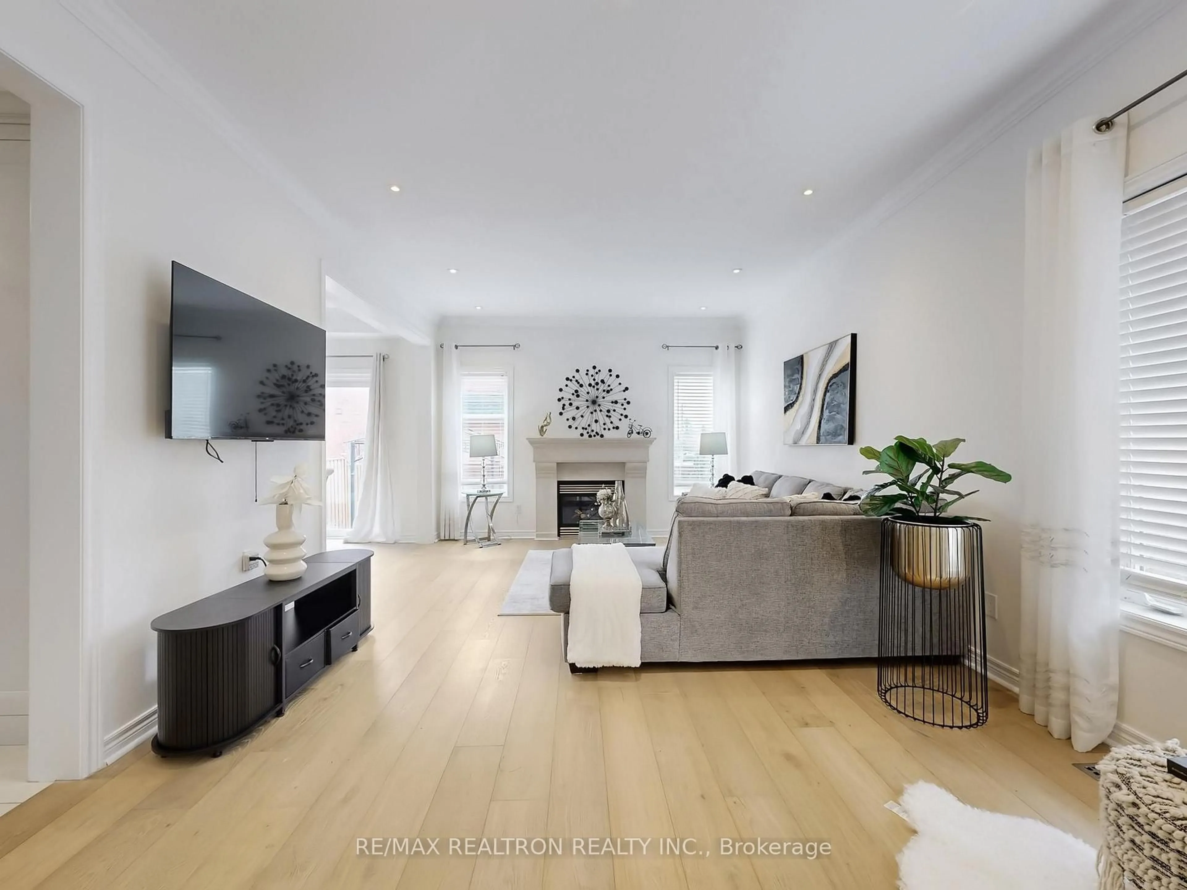 Living room with furniture, unknown for 60 Colombo Cres, Vaughan Ontario L6A 0A3