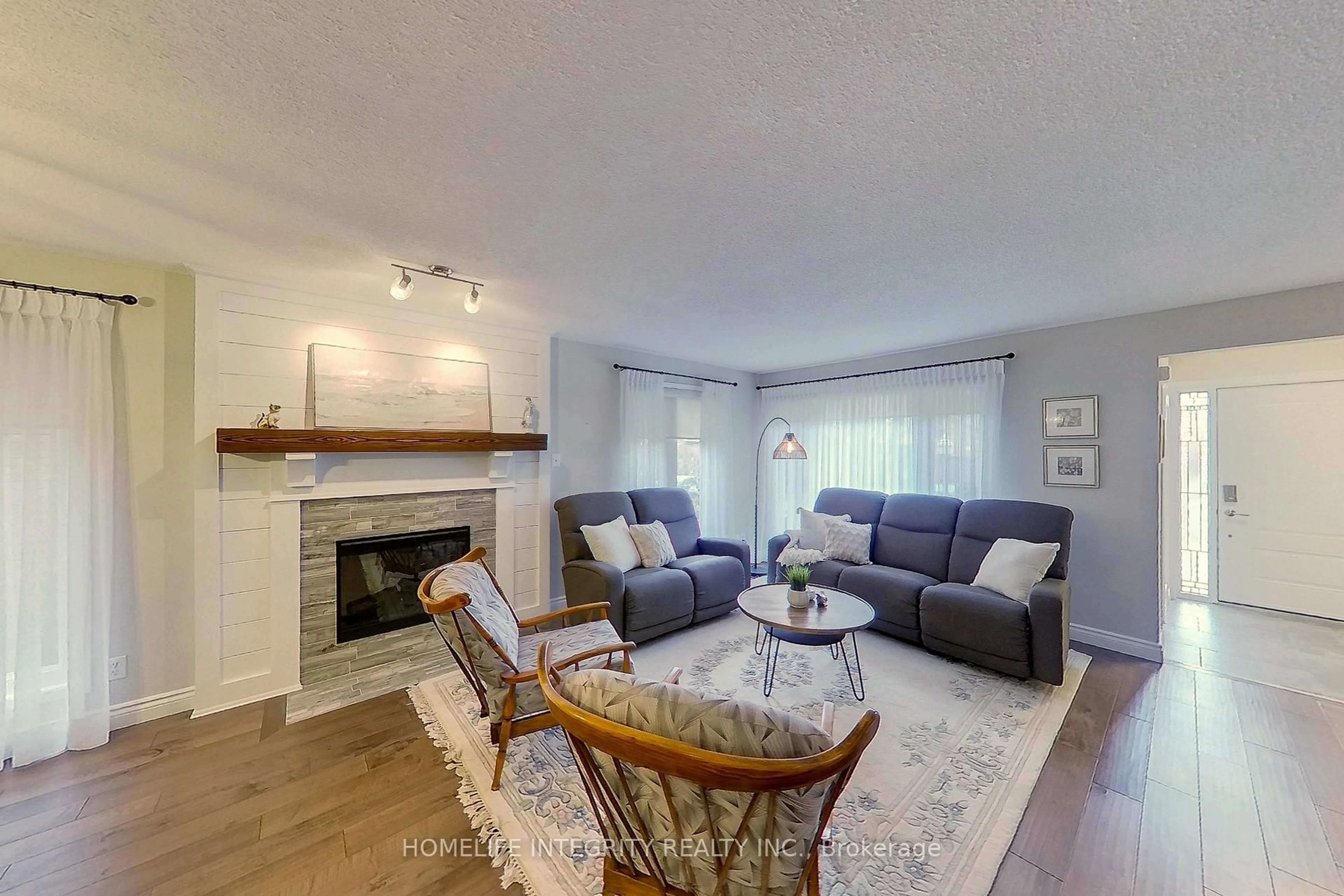 Living room with furniture, wood/laminate floor for 40 Green Briar Rd, New Tecumseth Ontario L9R 1R5