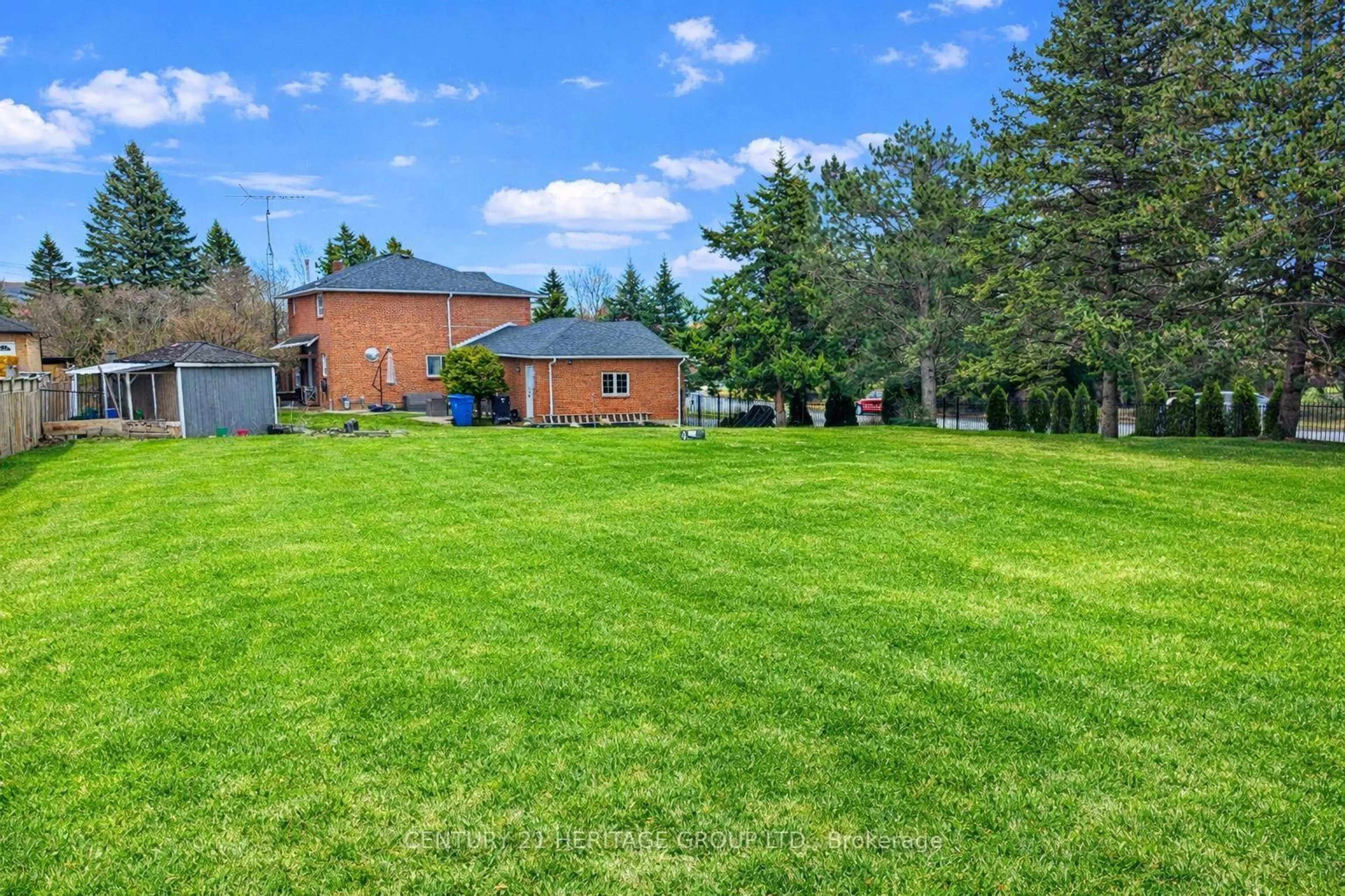 A pic from outside/outdoor area/front of a property/back of a property/a pic from drone, unknown for 80 Findlay Ave, King Ontario L7B 1E1