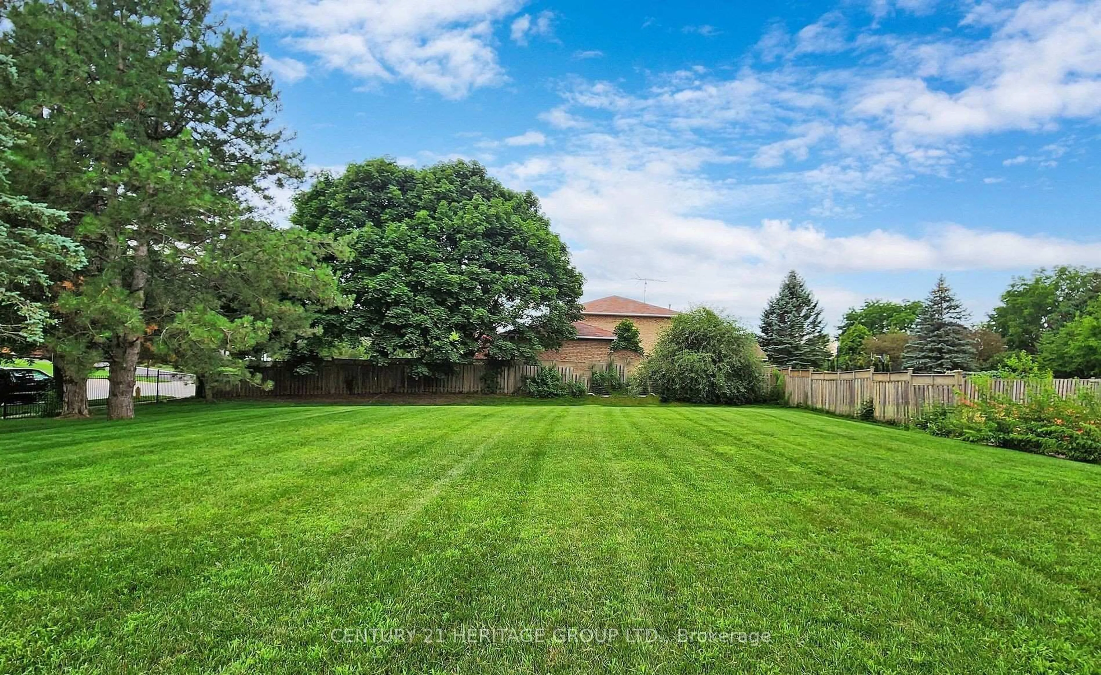 A pic from outside/outdoor area/front of a property/back of a property/a pic from drone, unknown for 80 Findlay Ave, King Ontario L7B 1E1