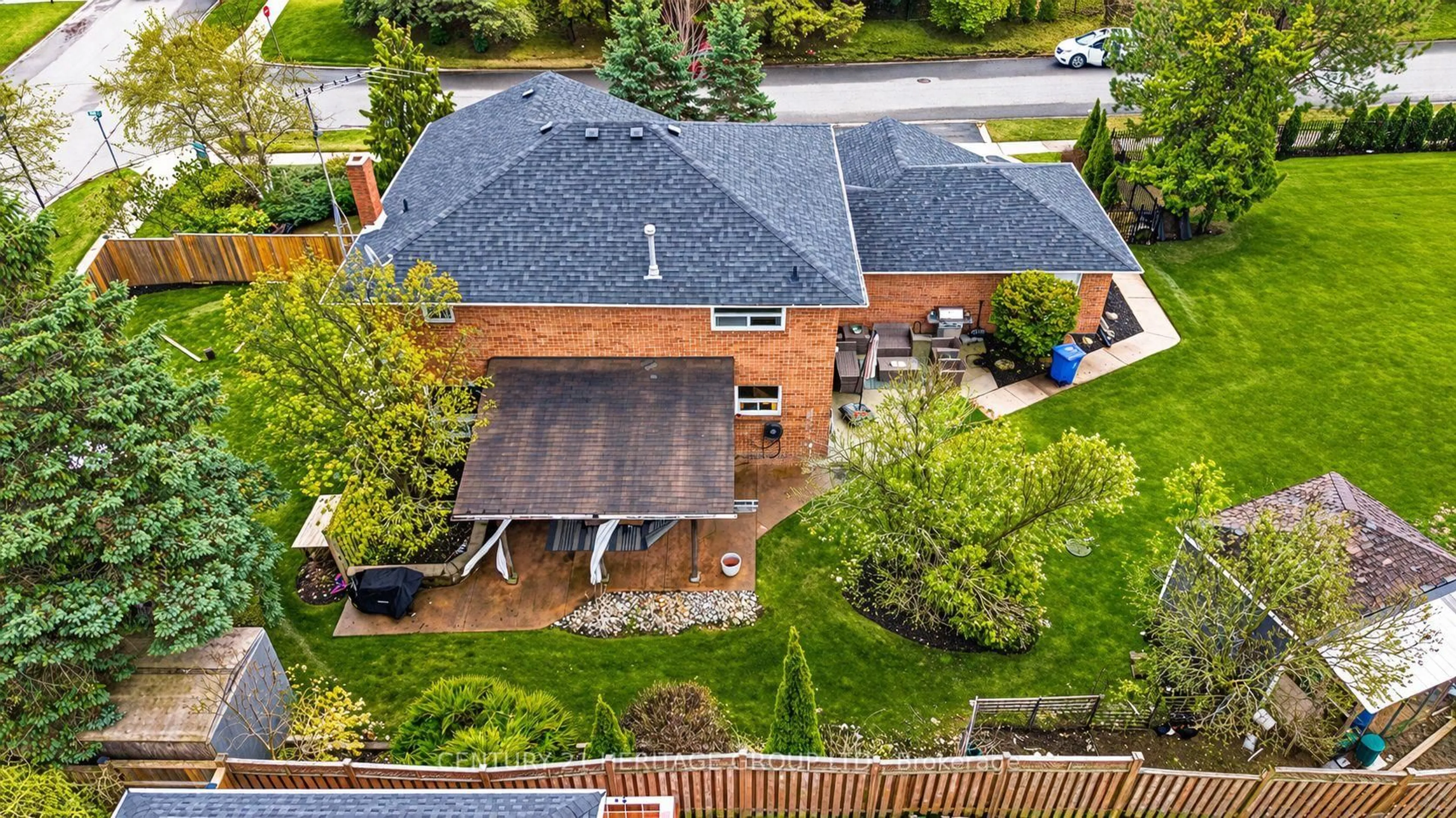 A pic from outside/outdoor area/front of a property/back of a property/a pic from drone, street for 80 Findlay Ave, King Ontario L7B 1E1