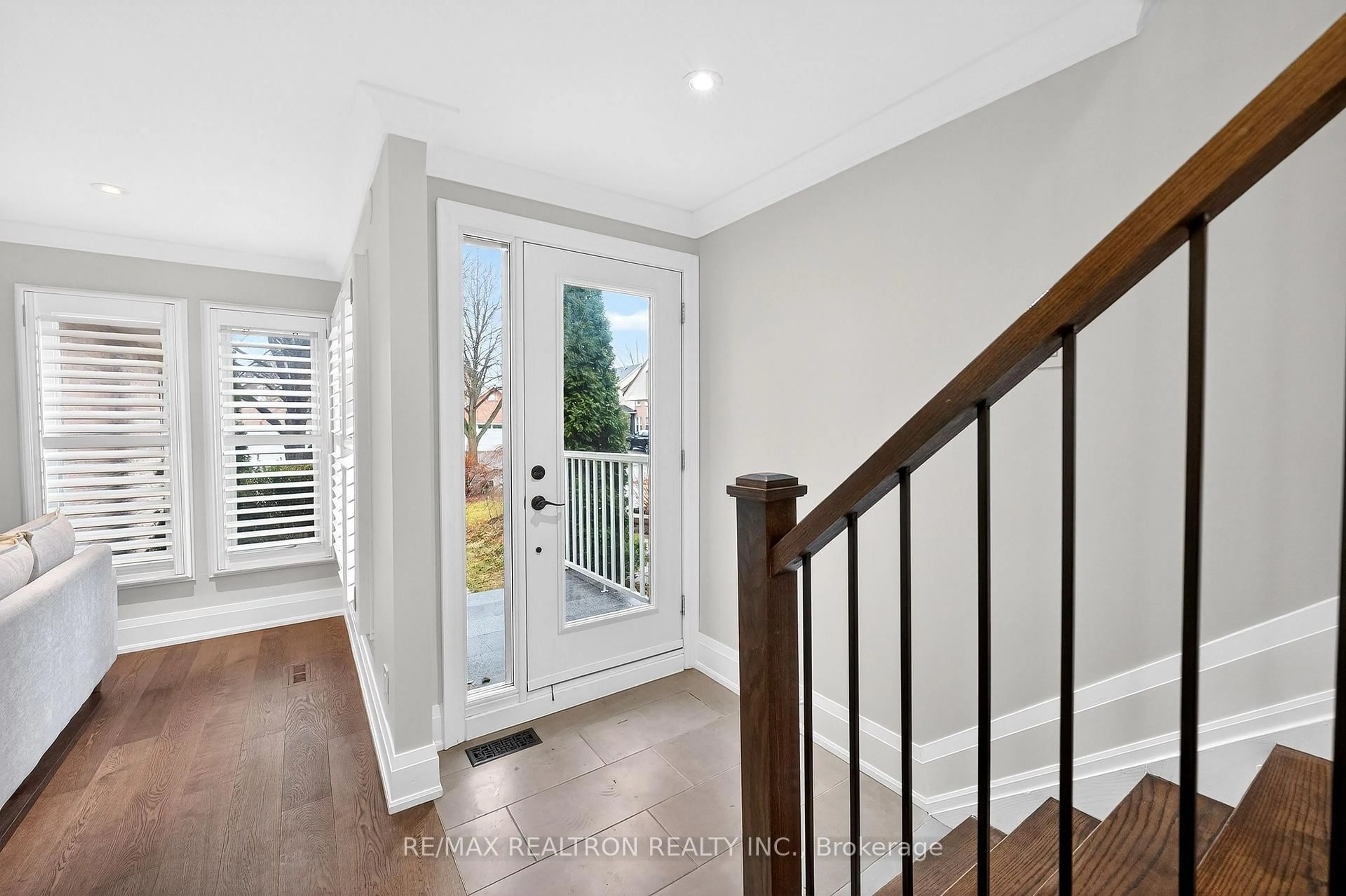 Indoor entryway for 46 Juniper Cres, Markham Ontario L3R 3Z7