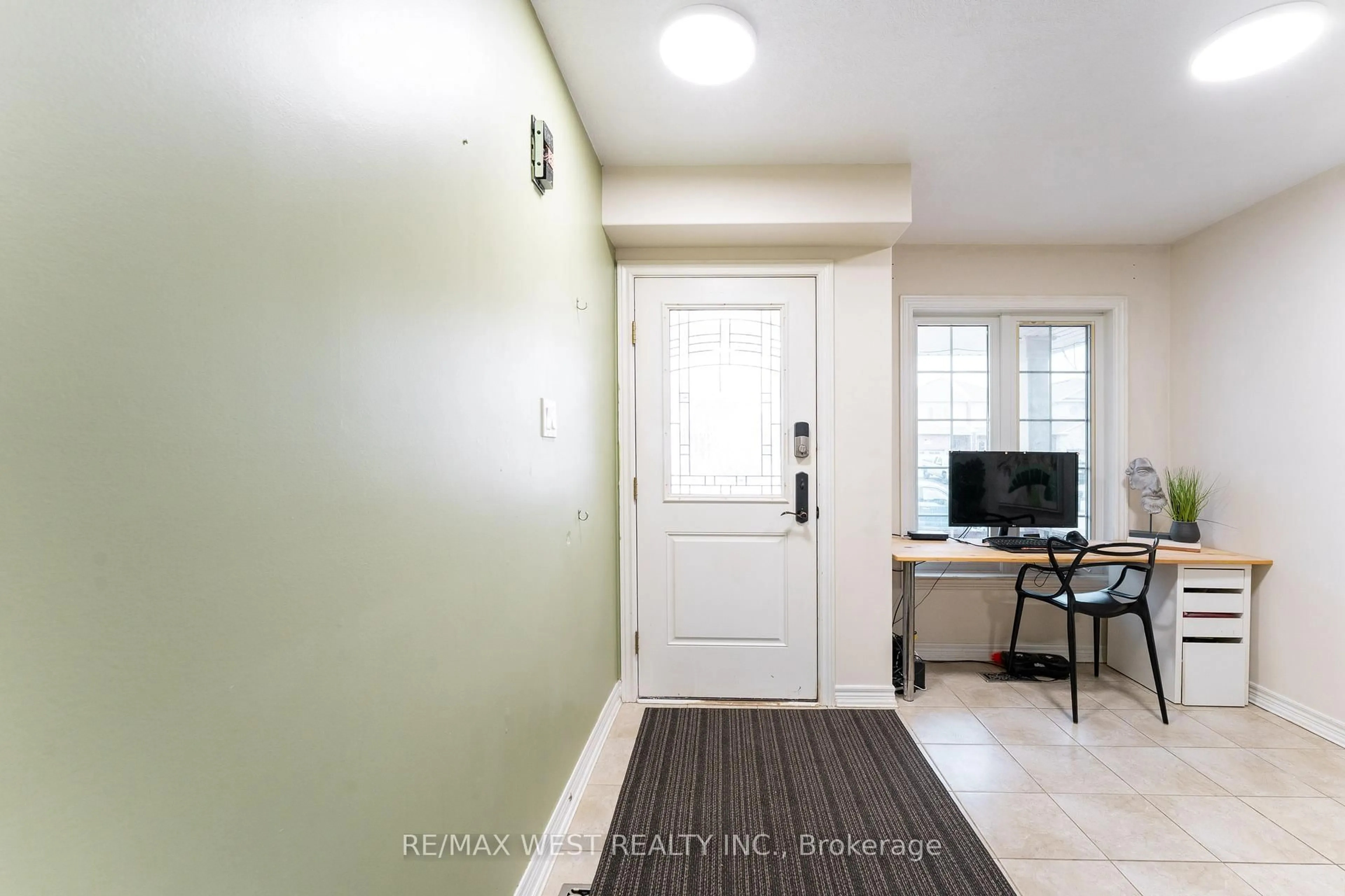 Indoor entryway for 110 Banting Cres, Essa Ontario L0M 1B6