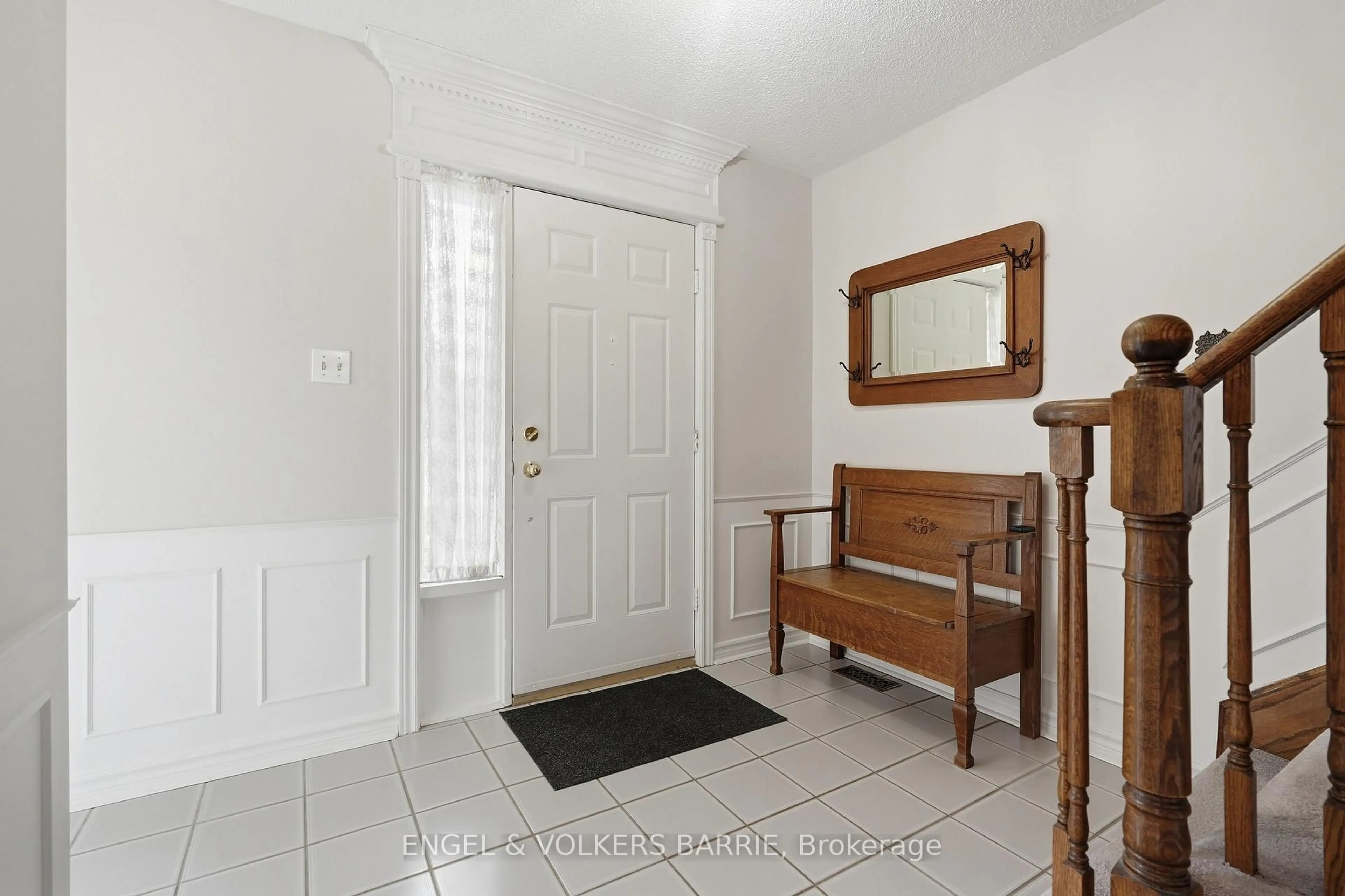Indoor entryway for 56 Fox Run Lane, Bradford West Gwillimbury Ontario L3Z 2V2