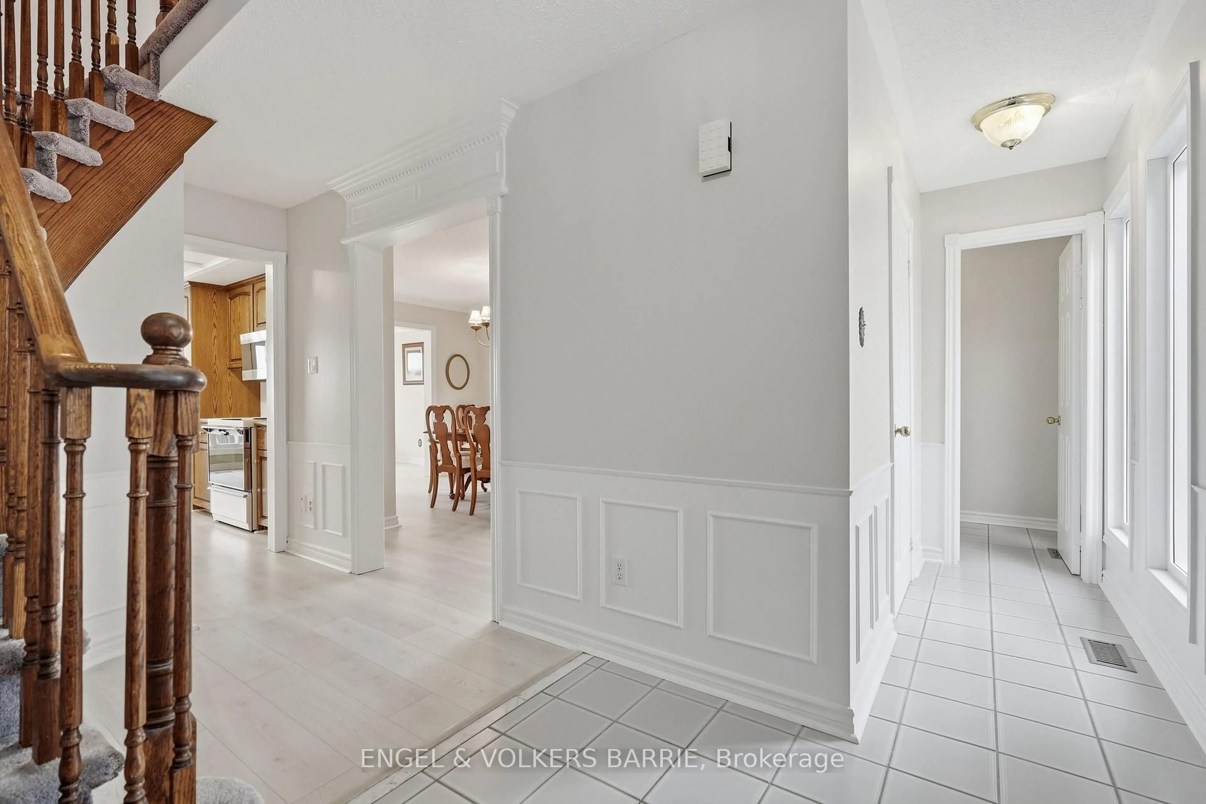 Indoor entryway for 56 Fox Run Lane, Bradford West Gwillimbury Ontario L3Z 2V2