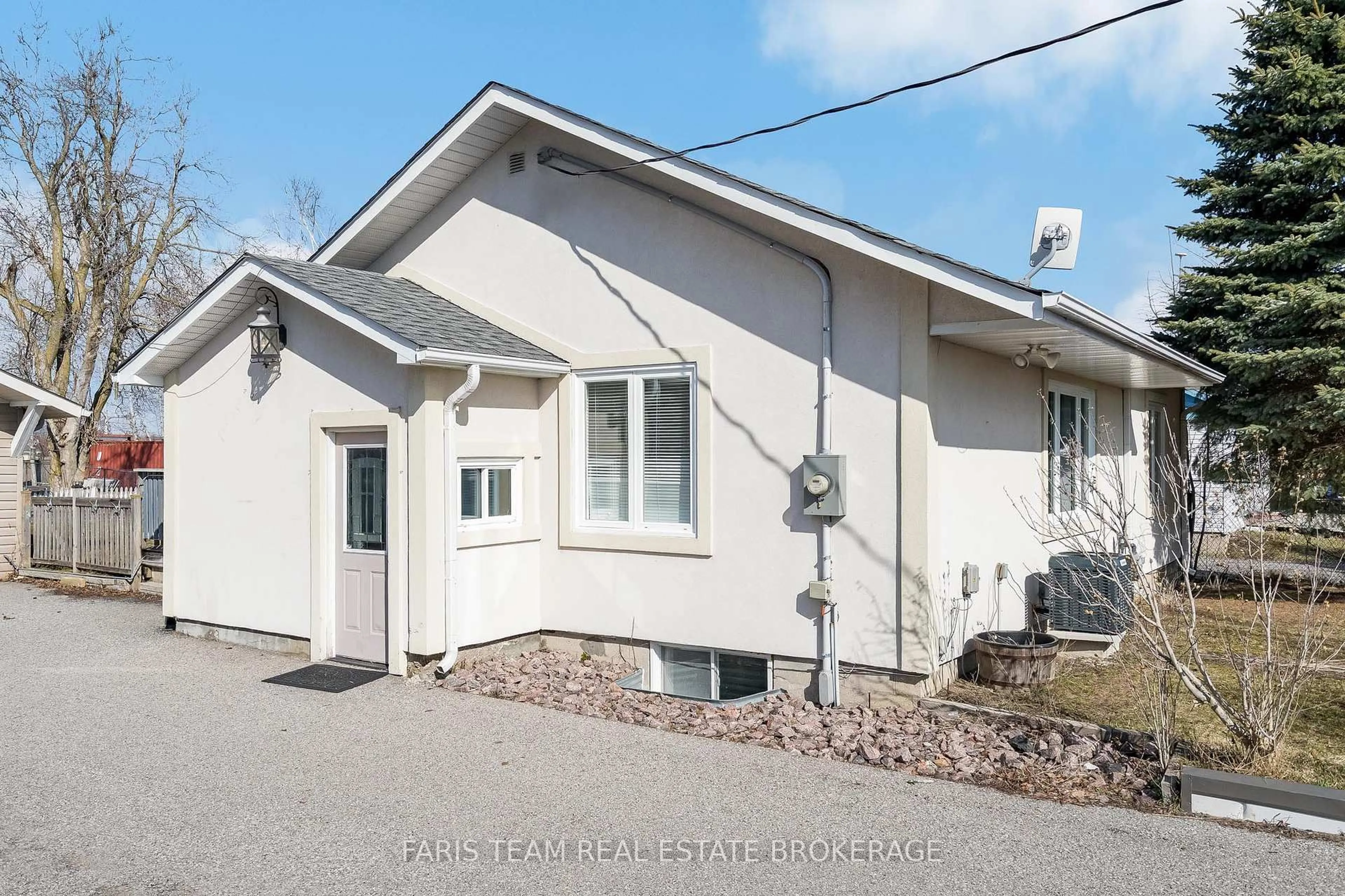 Home with vinyl exterior material, street for 6950 Yonge St, Innisfil Ontario L9S 4P2