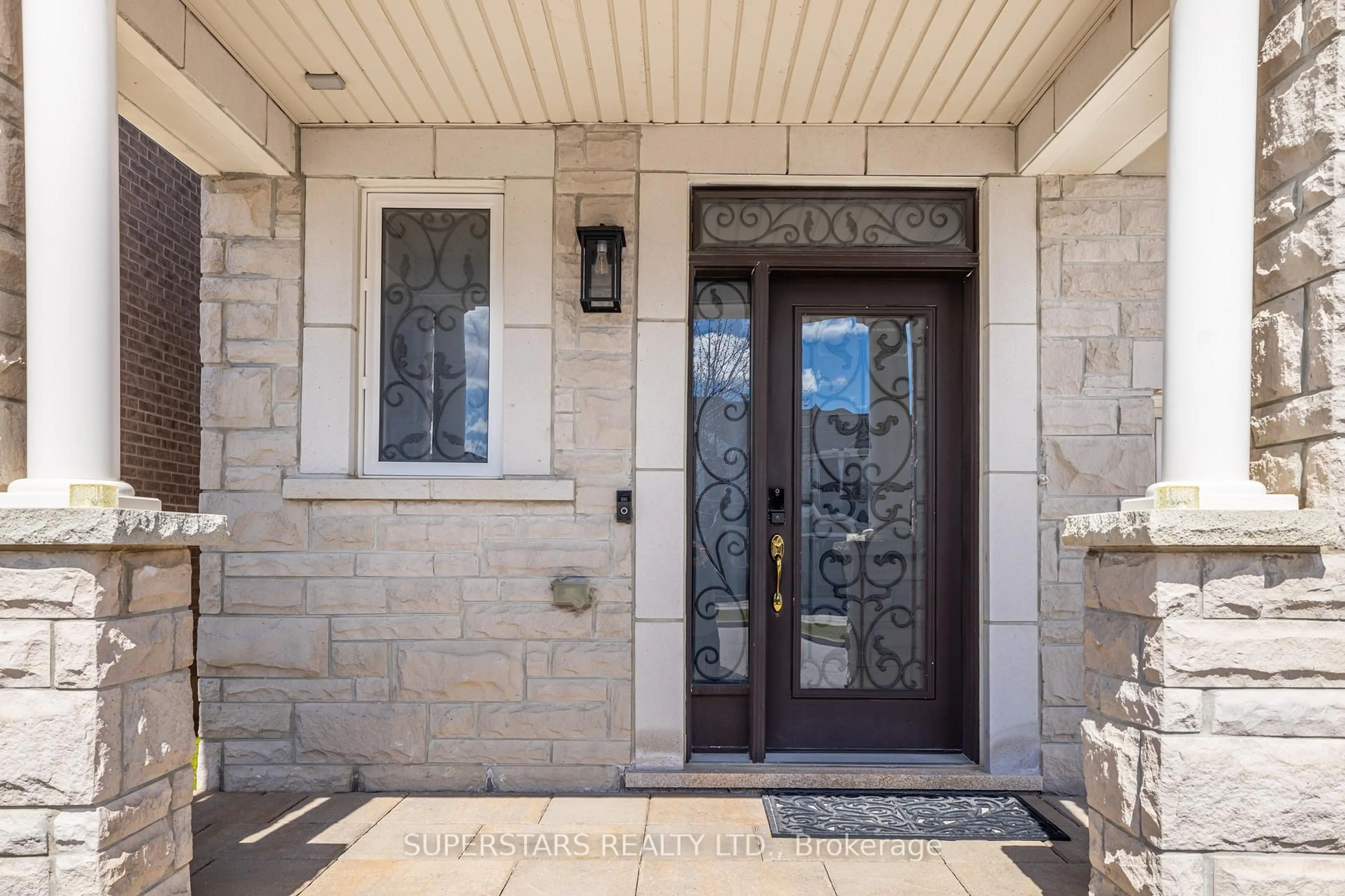 Indoor entryway for 333 Thomas Phillips Dr, Aurora Ontario L4G 0T3