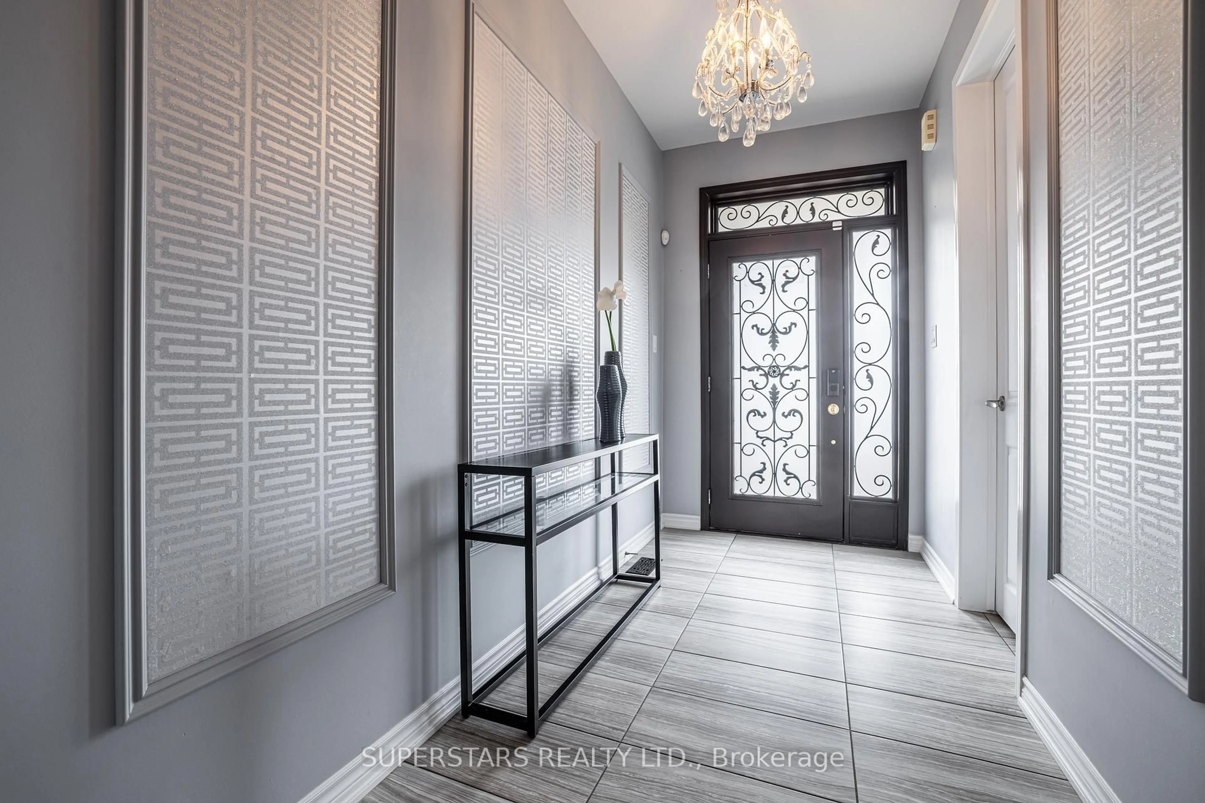 Indoor entryway for 333 Thomas Phillips Dr, Aurora Ontario L4G 0T3