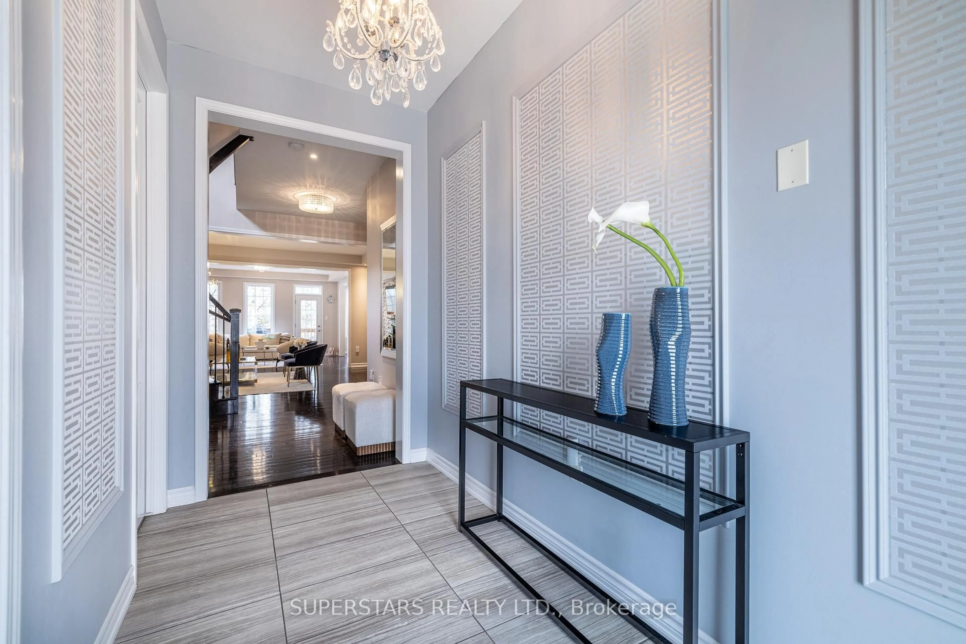 Indoor entryway for 333 Thomas Phillips Dr, Aurora Ontario L4G 0T3