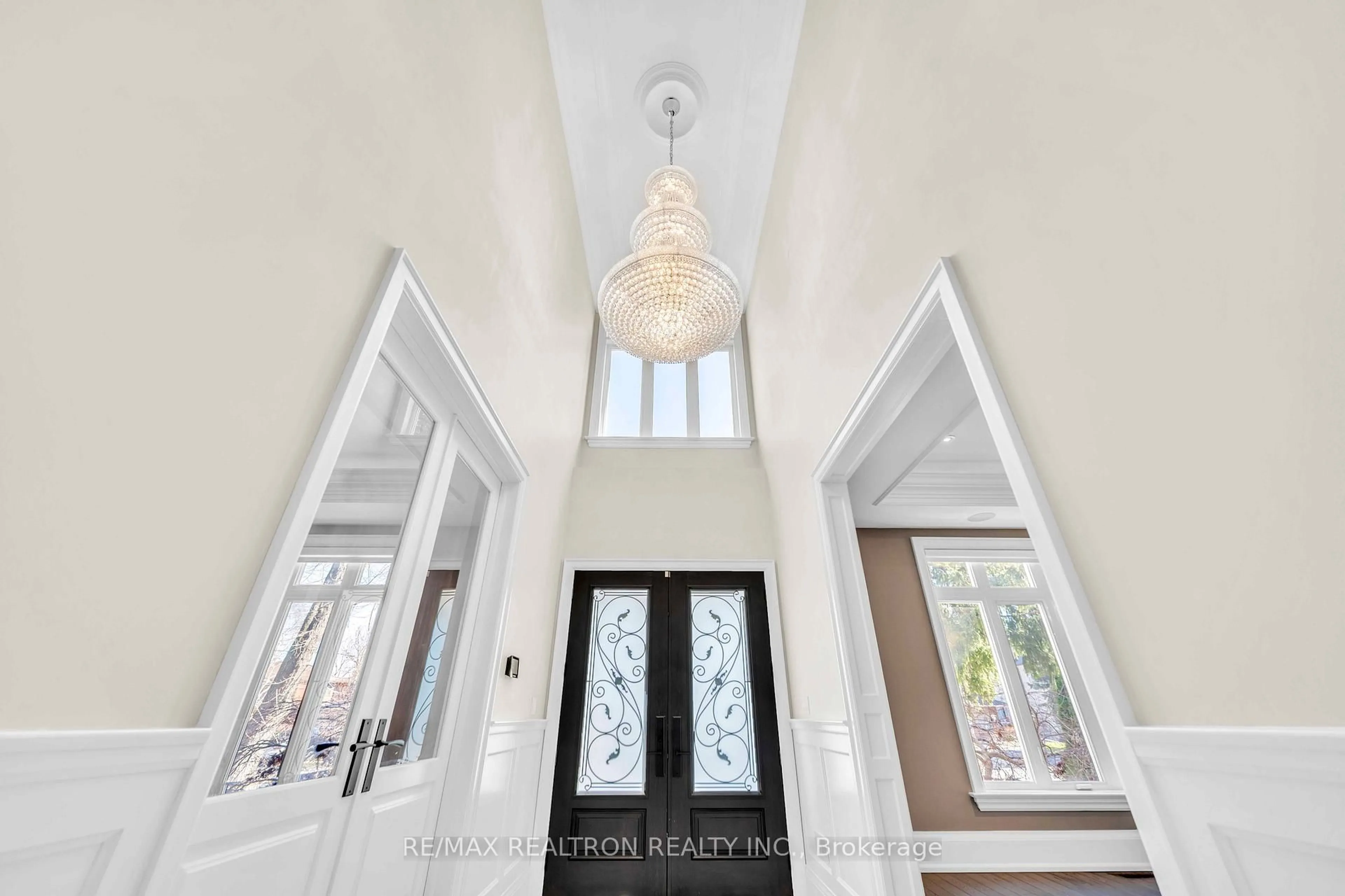 Indoor entryway for 74 Yongehurst Rd, Richmond Hill Ontario L4C 3T2