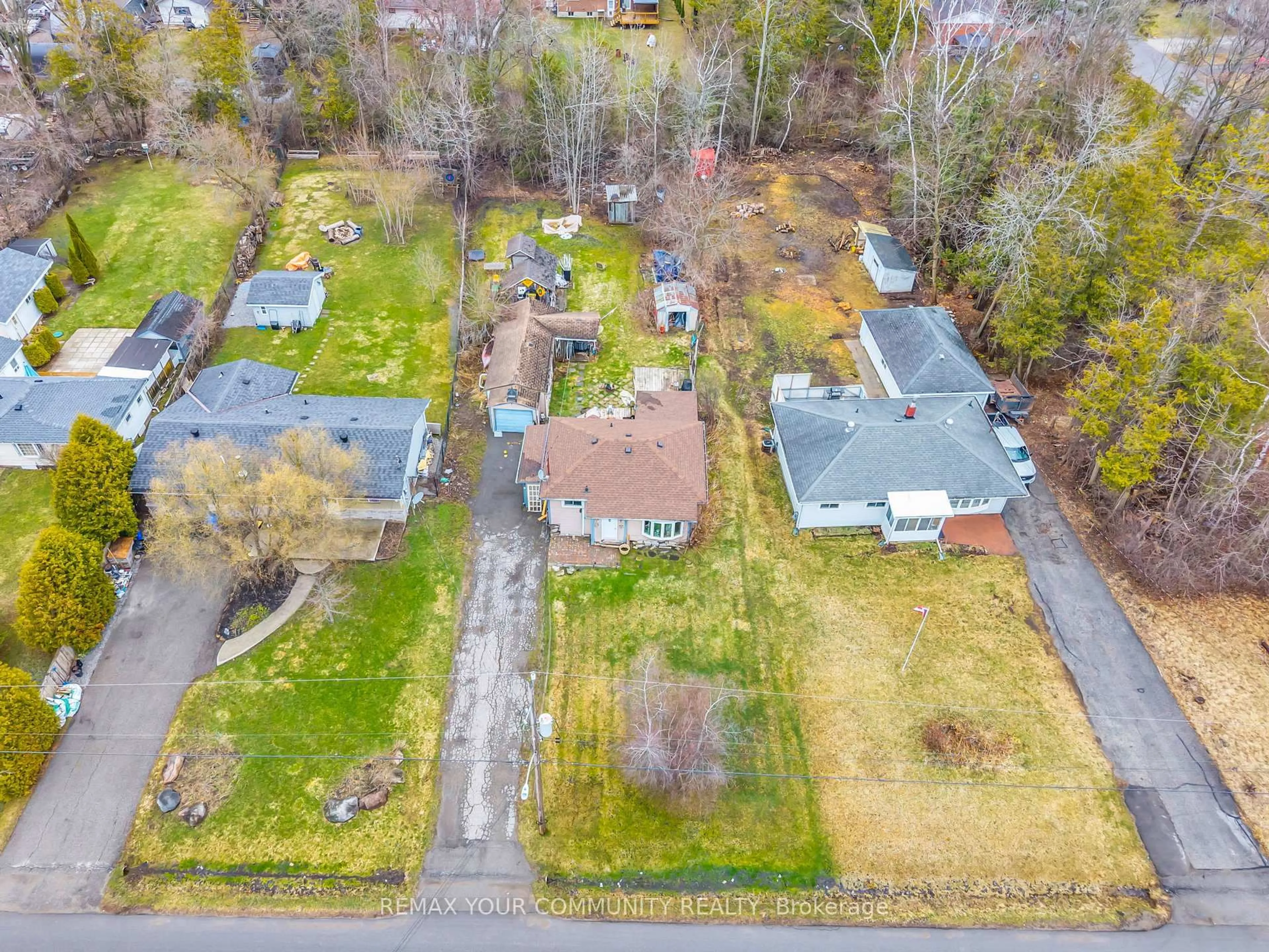 A pic from outside/outdoor area/front of a property/back of a property/a pic from drone, street for 25 Grew Blvd, Georgina Ontario L0E 1L0
