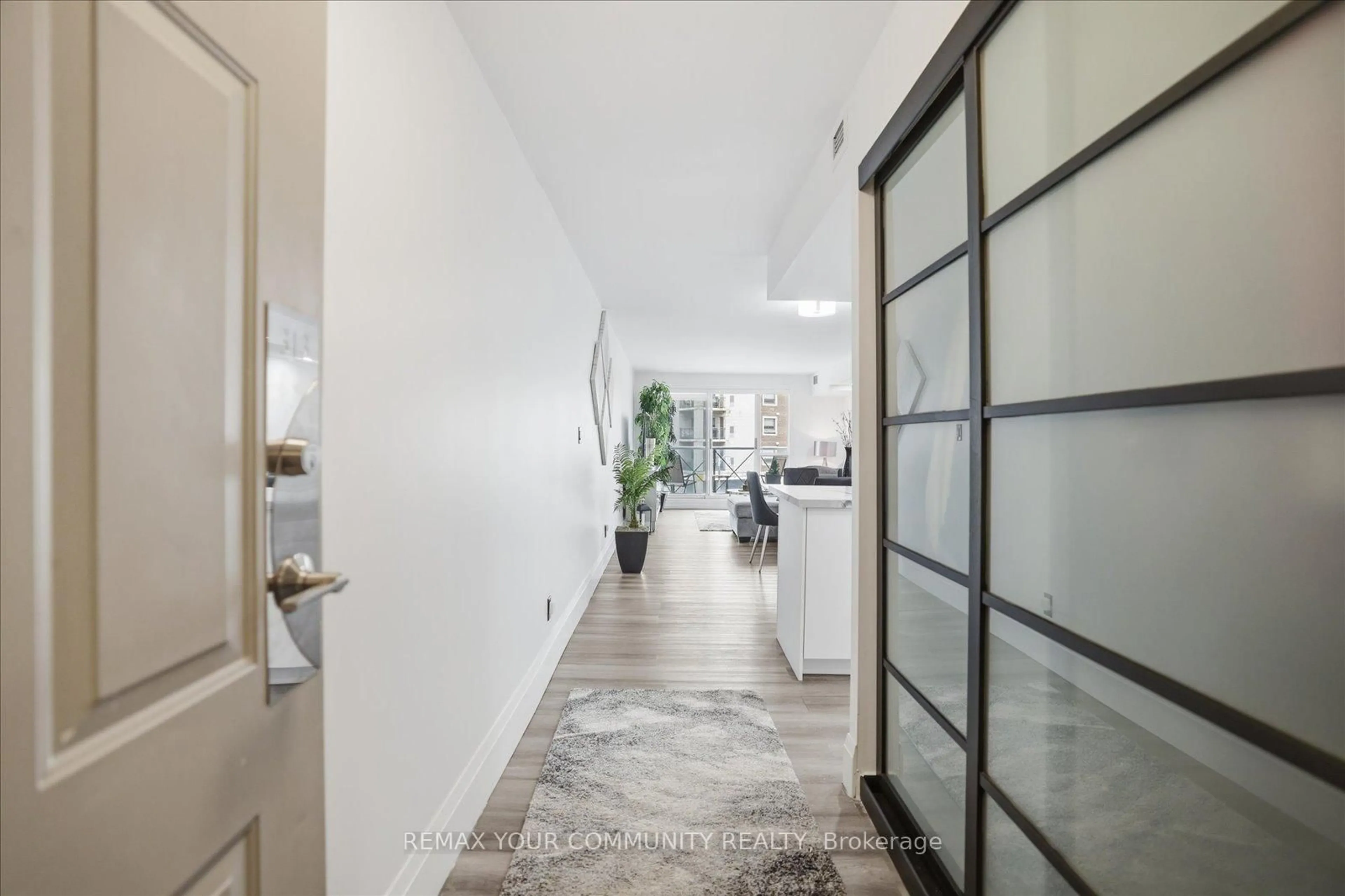 Indoor foyer for 121 Woodbridge Ave #313, Vaughan Ontario L4L 9E3