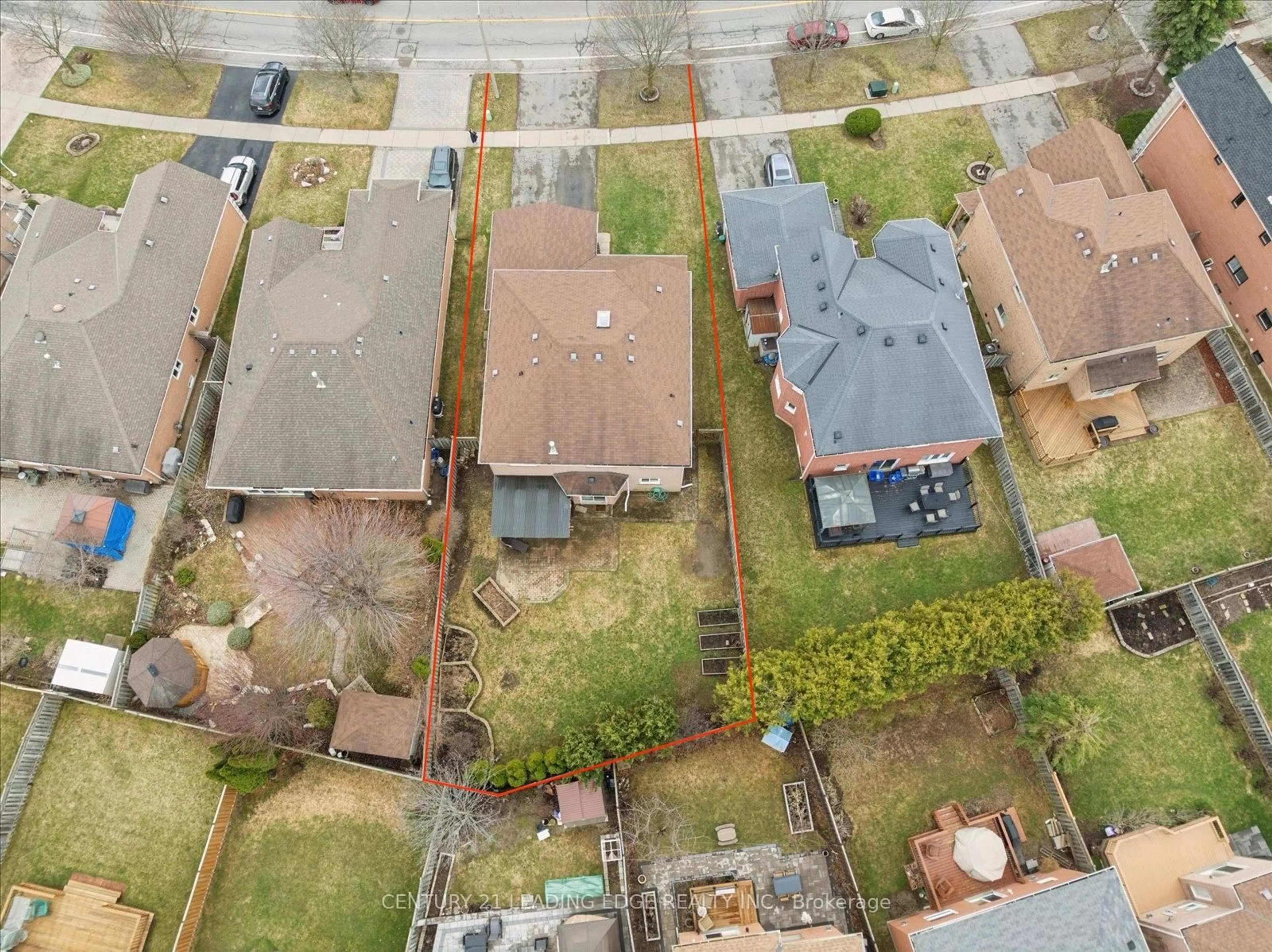 A pic from outside/outdoor area/front of a property/back of a property/a pic from drone, street for 161 Shaftsbury Ave, Richmond Hill Ontario L4C 0G2
