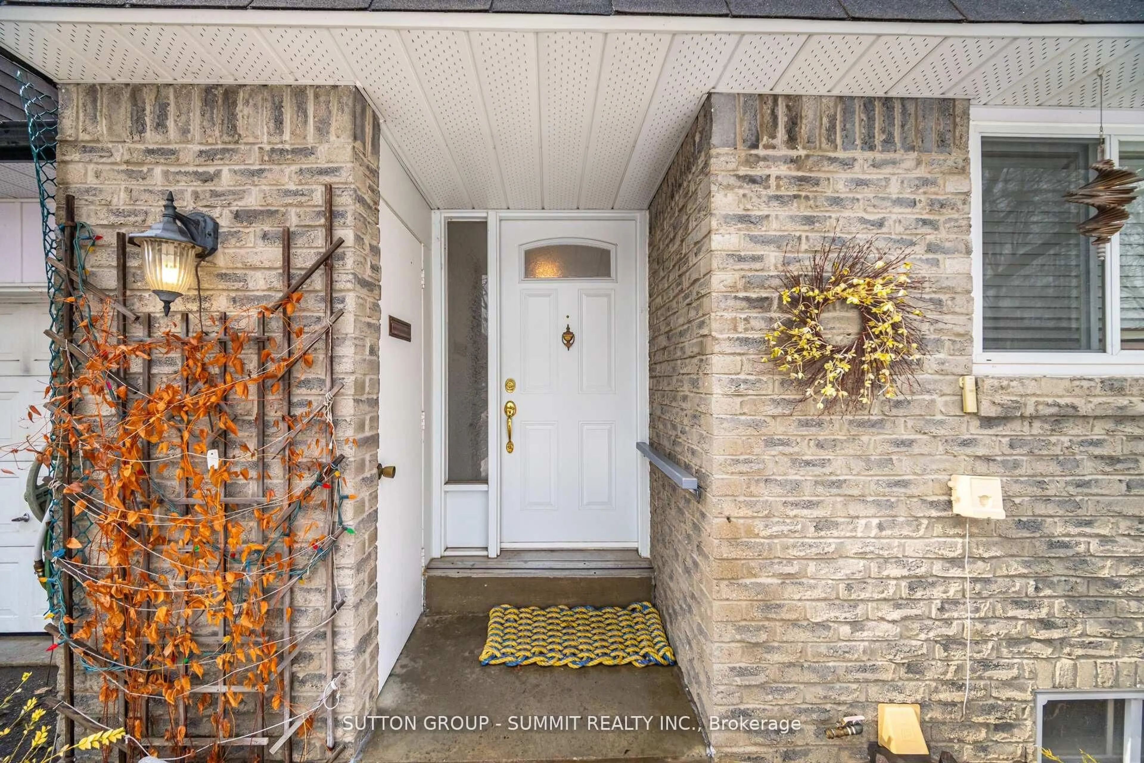 Indoor entryway for 11 St Andrew's Crt, Aurora Ontario L4G 3B2