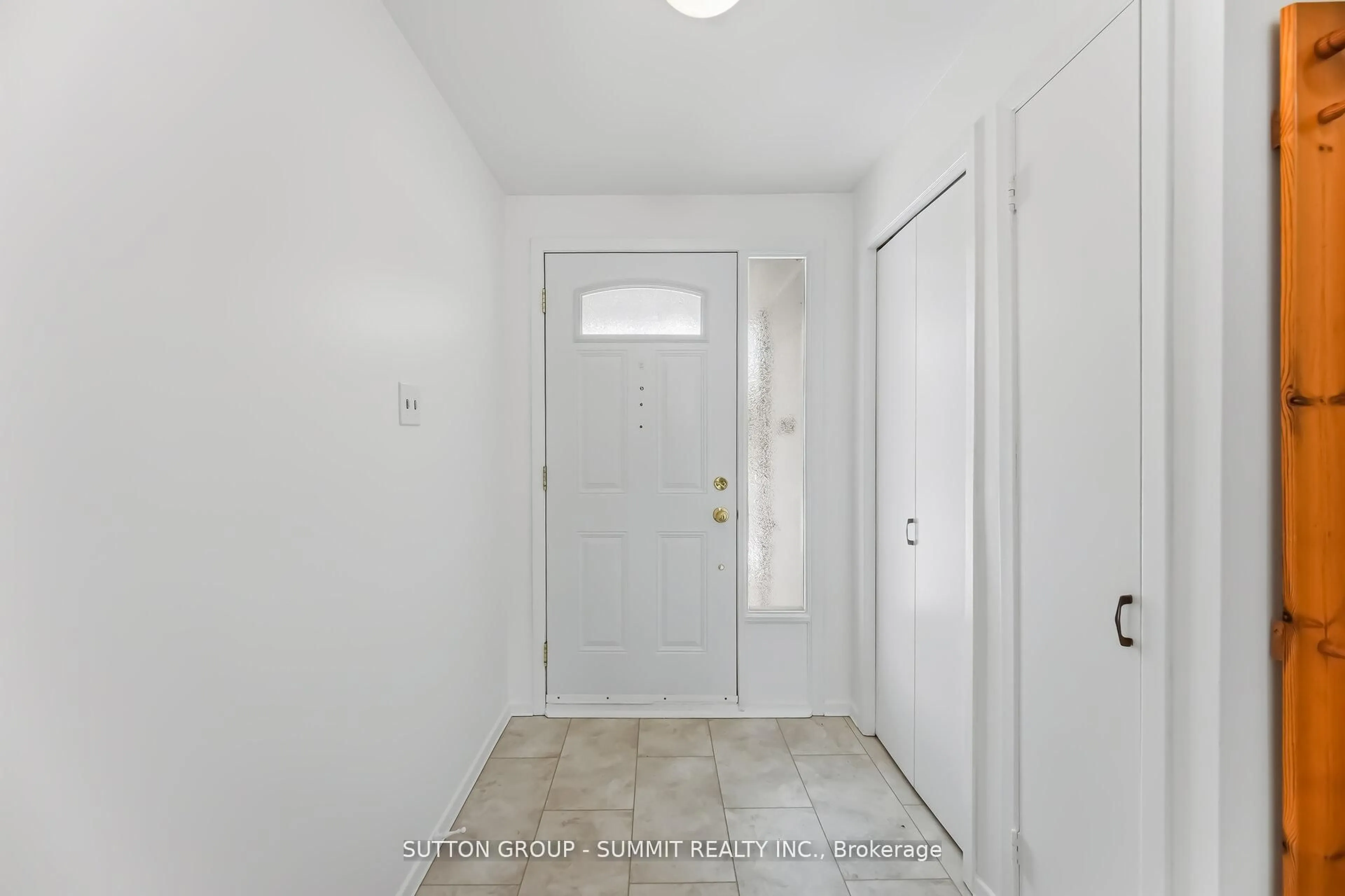 Indoor entryway for 11 St Andrew's Crt, Aurora Ontario L4G 3B2