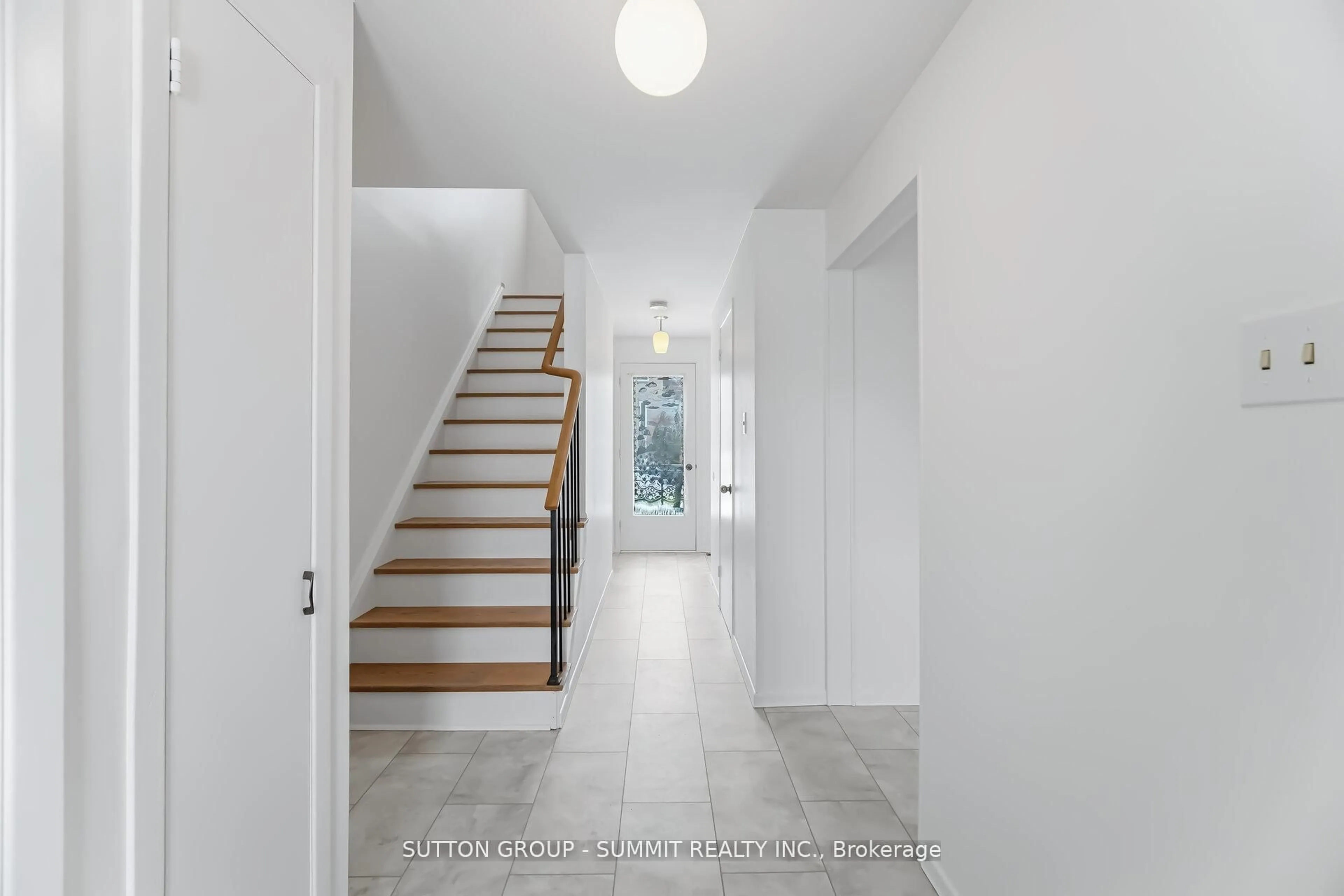 Unknown for 11 St Andrew's Crt, Aurora Ontario L4G 3B2