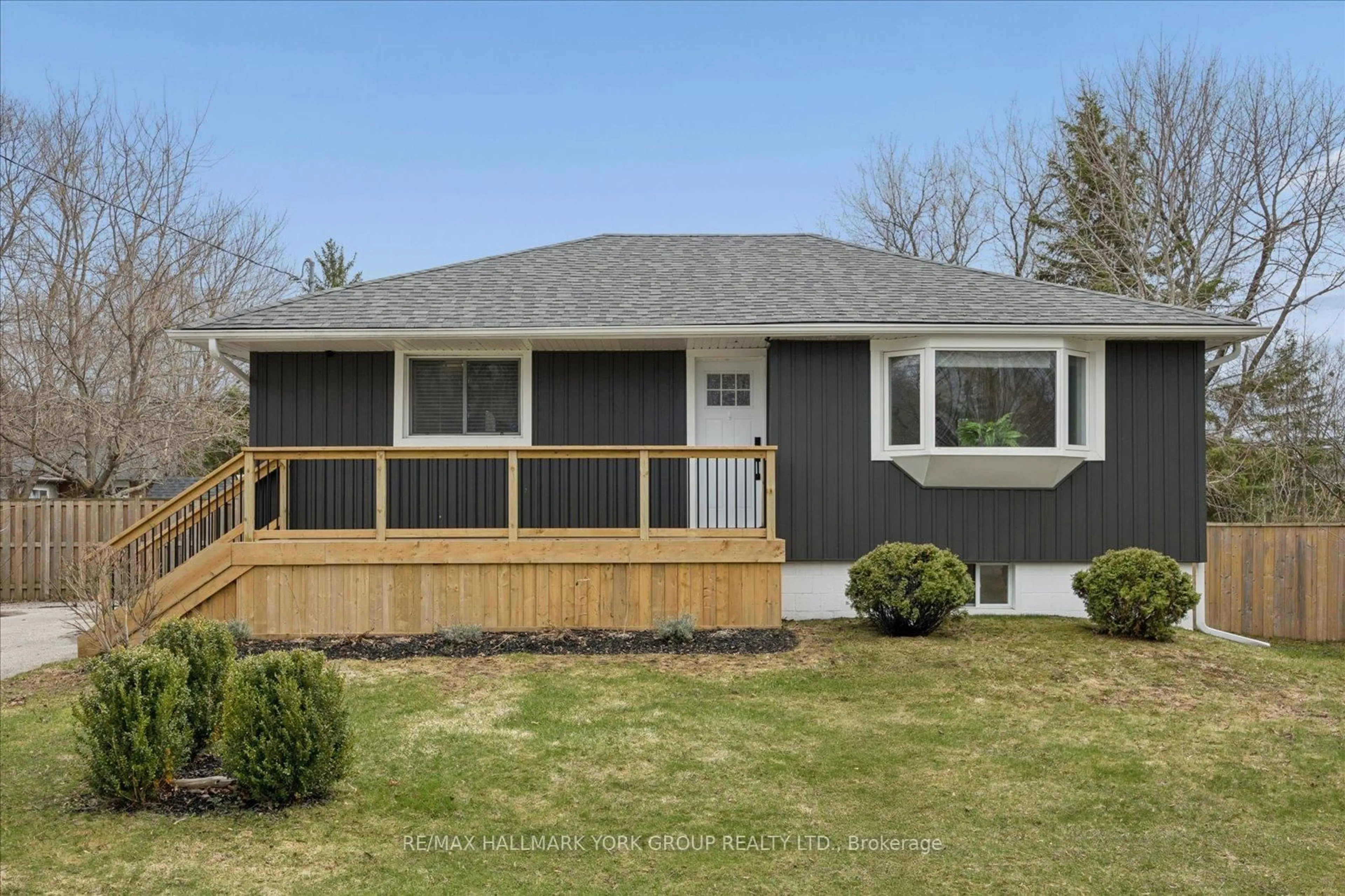 Home with vinyl exterior material, unknown for 343 Winnifred Dr, Georgina Ontario L4P 3B6