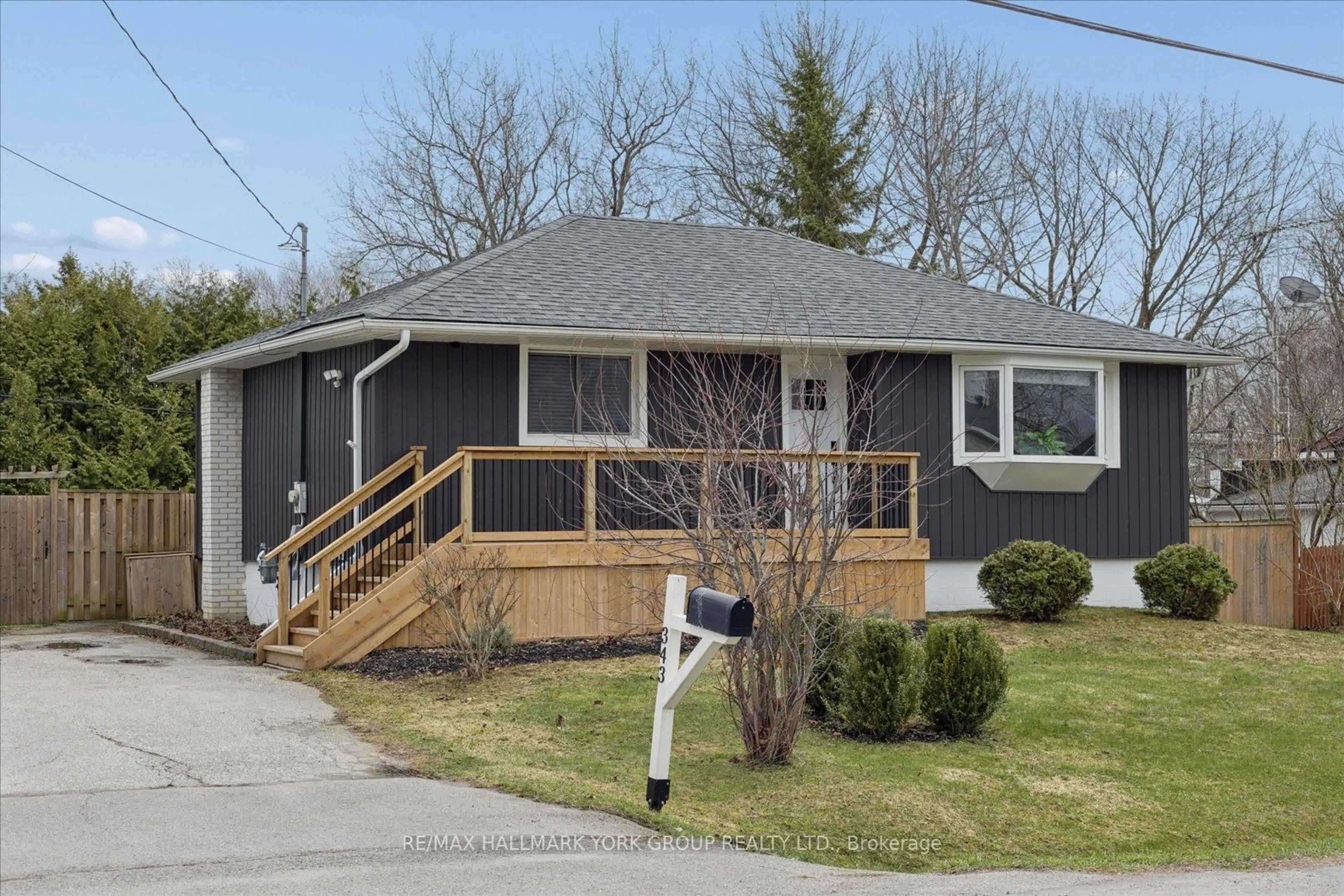 Home with vinyl exterior material, street for 343 Winnifred Dr, Georgina Ontario L4P 3B6