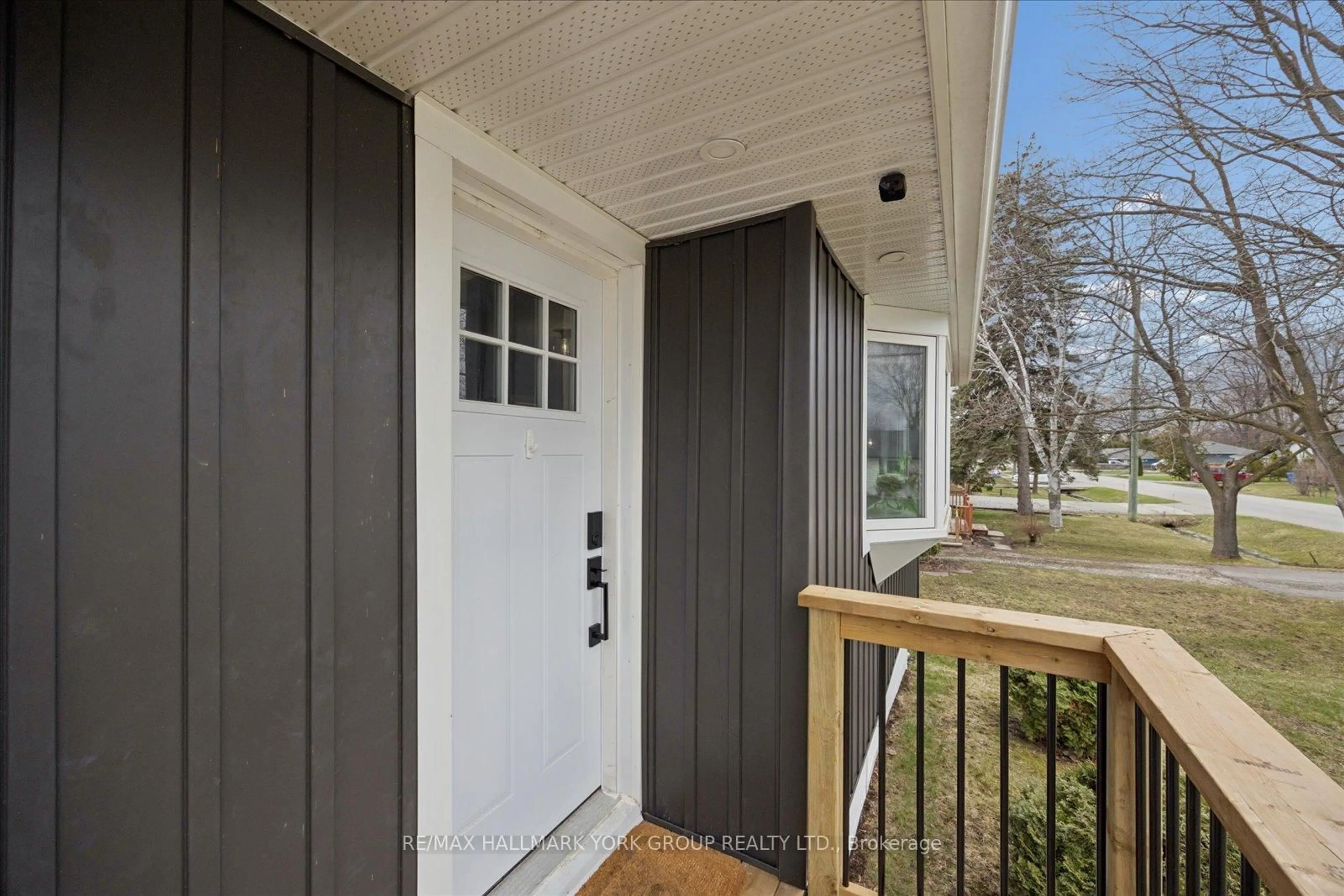 Indoor entryway for 343 Winnifred Dr, Georgina Ontario L4P 3B6