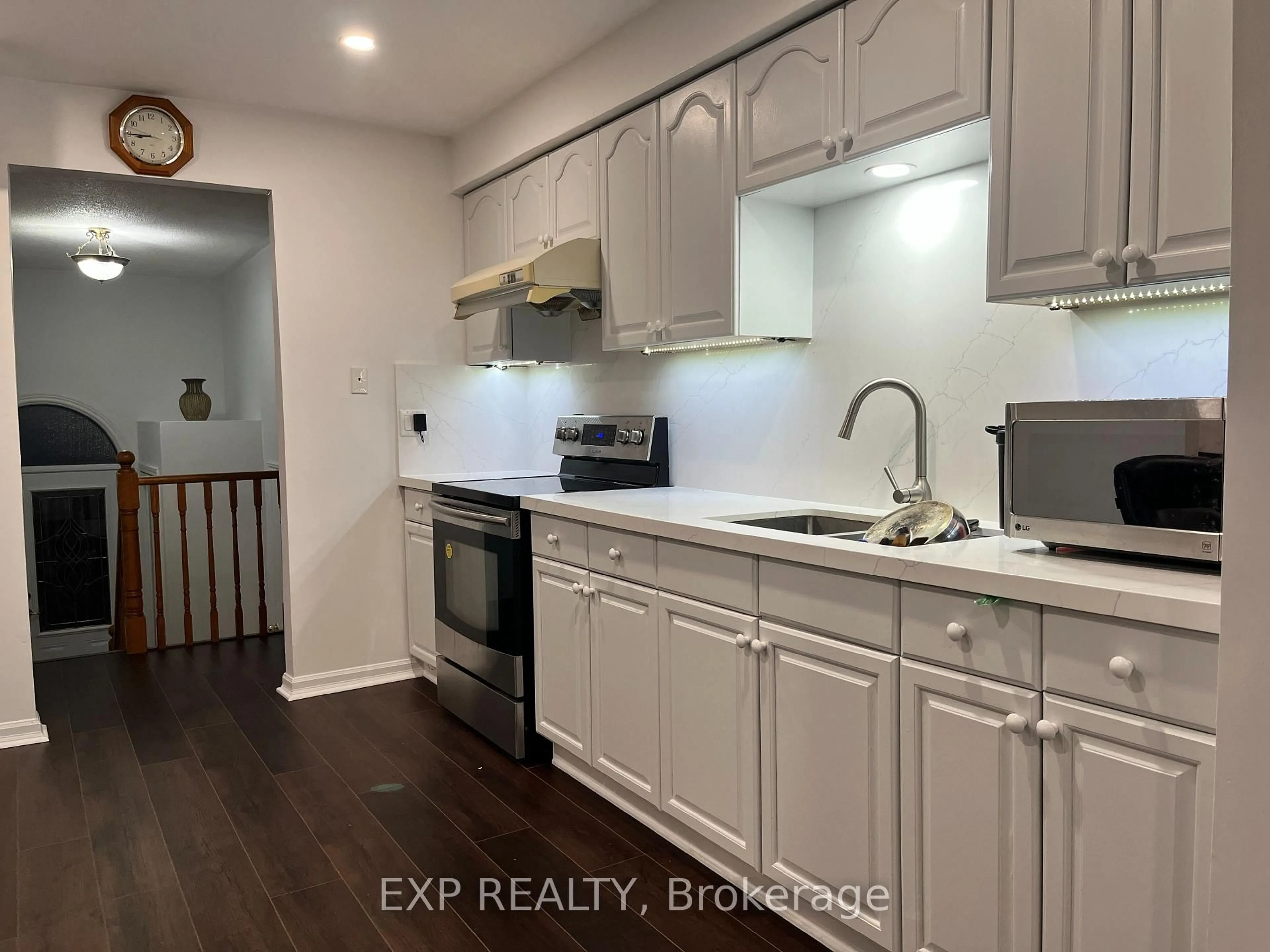 Open concept kitchen, wood/laminate floor for 216 Colborne St, Bradford West Gwillimbury Ontario L3Z 2R5