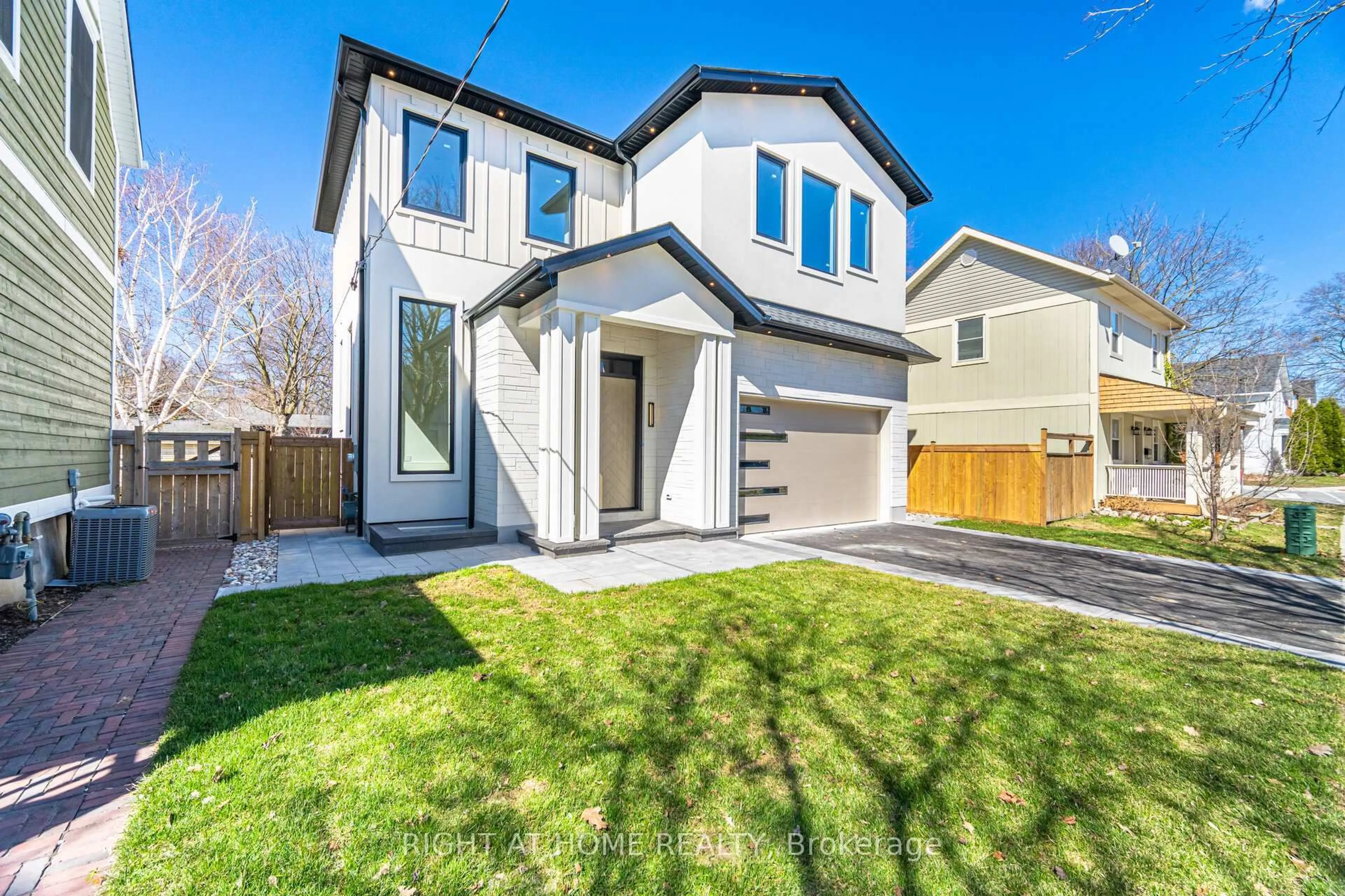 Unknown for 84 Mosley St, Aurora Ontario L4G 1H1