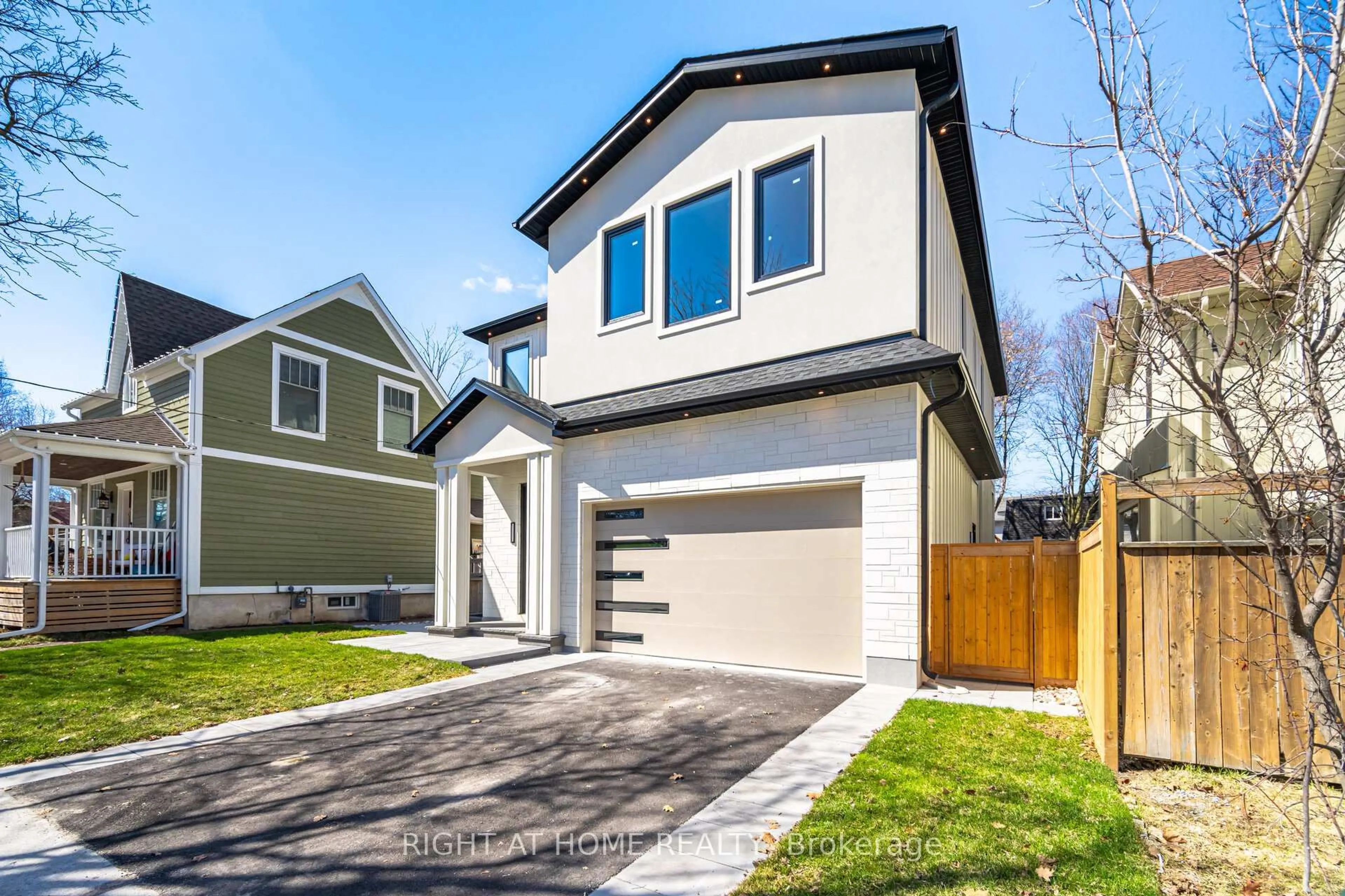 Home with vinyl exterior material, street for 84 Mosley St, Aurora Ontario L4G 1H1