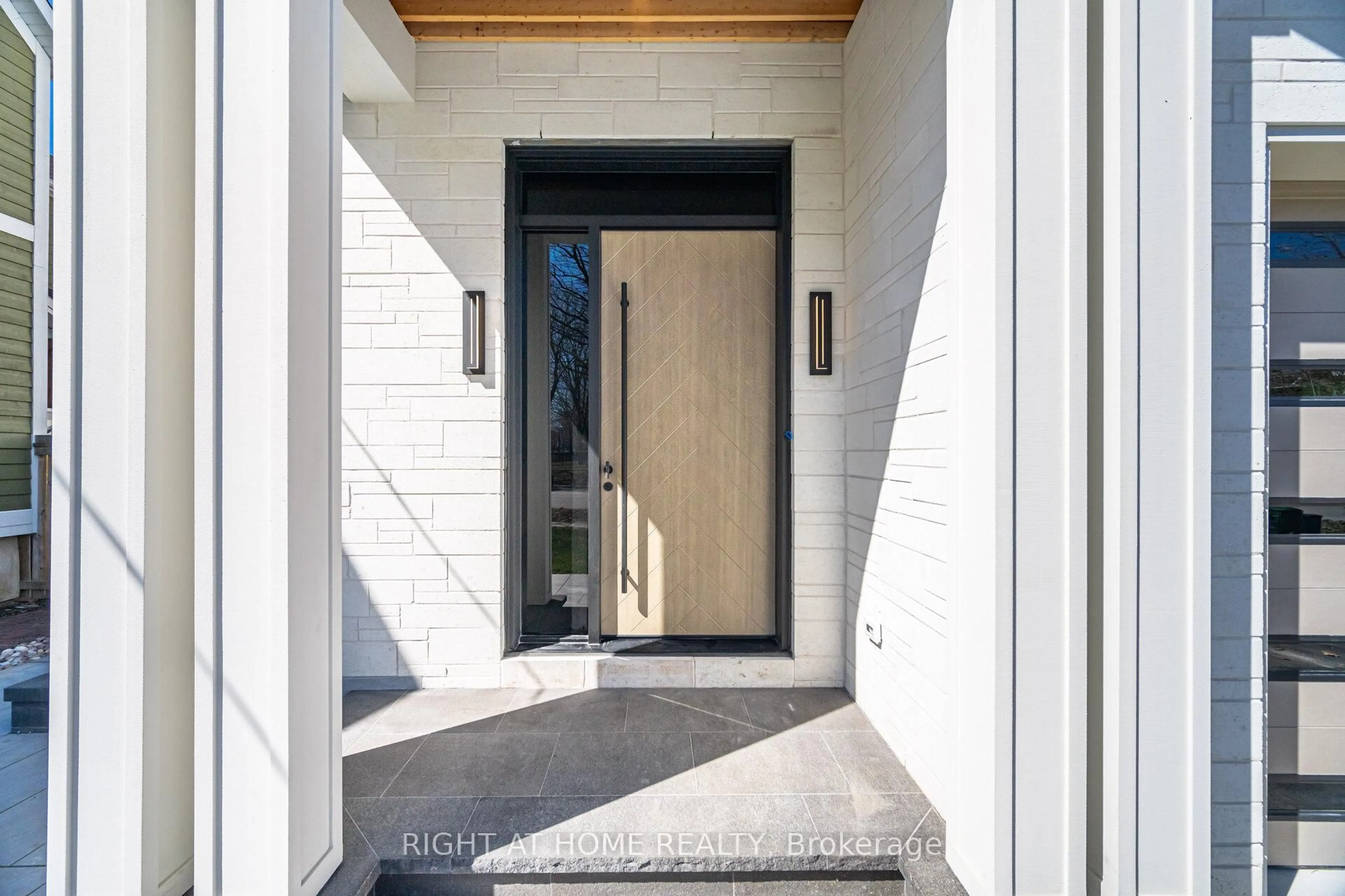 Indoor entryway for 84 Mosley St, Aurora Ontario L4G 1H1