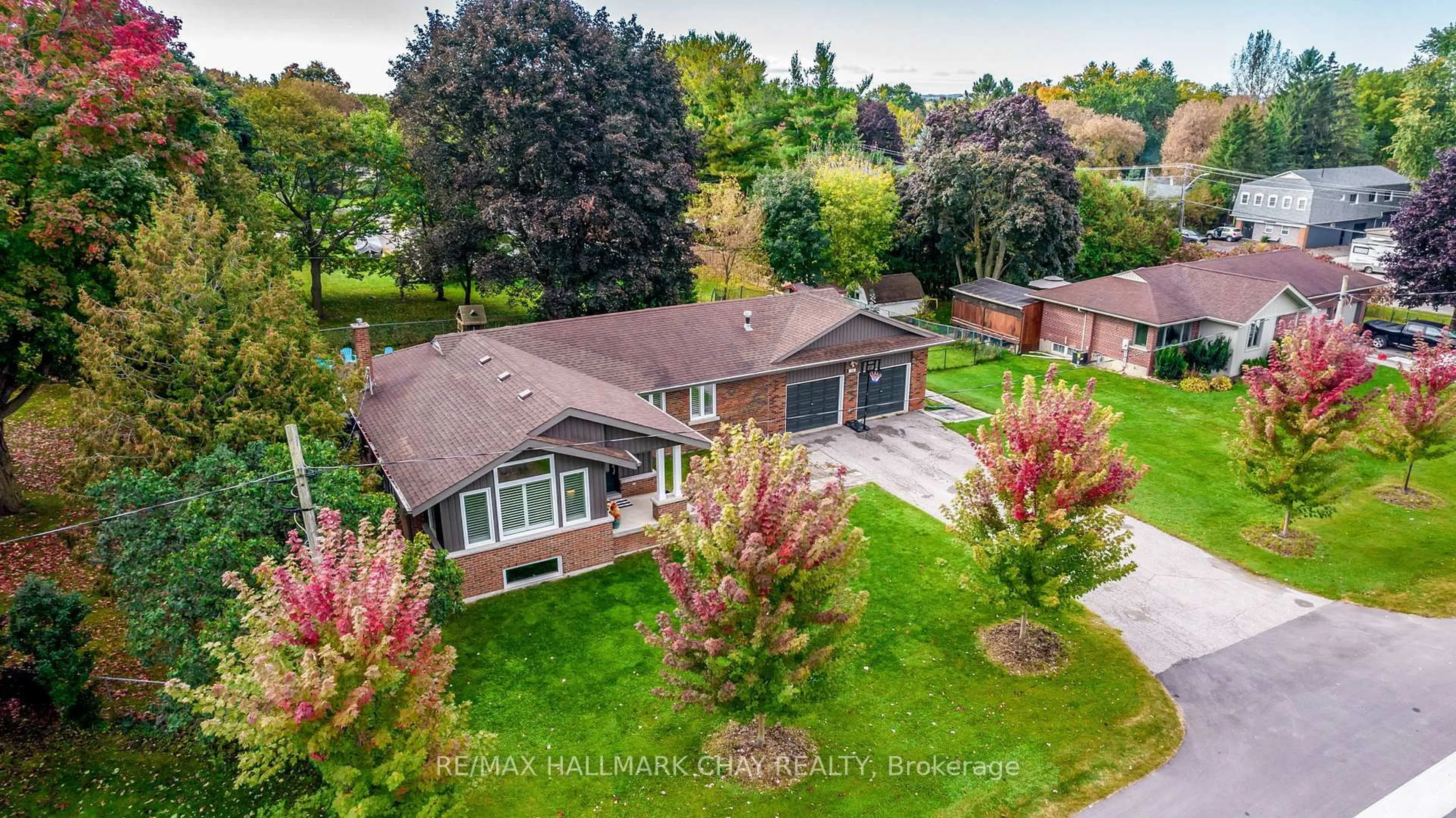 A pic from outside/outdoor area/front of a property/back of a property/a pic from drone, street for 1587 Mount Albert Rd, East Gwillimbury Ontario L0G 1V0