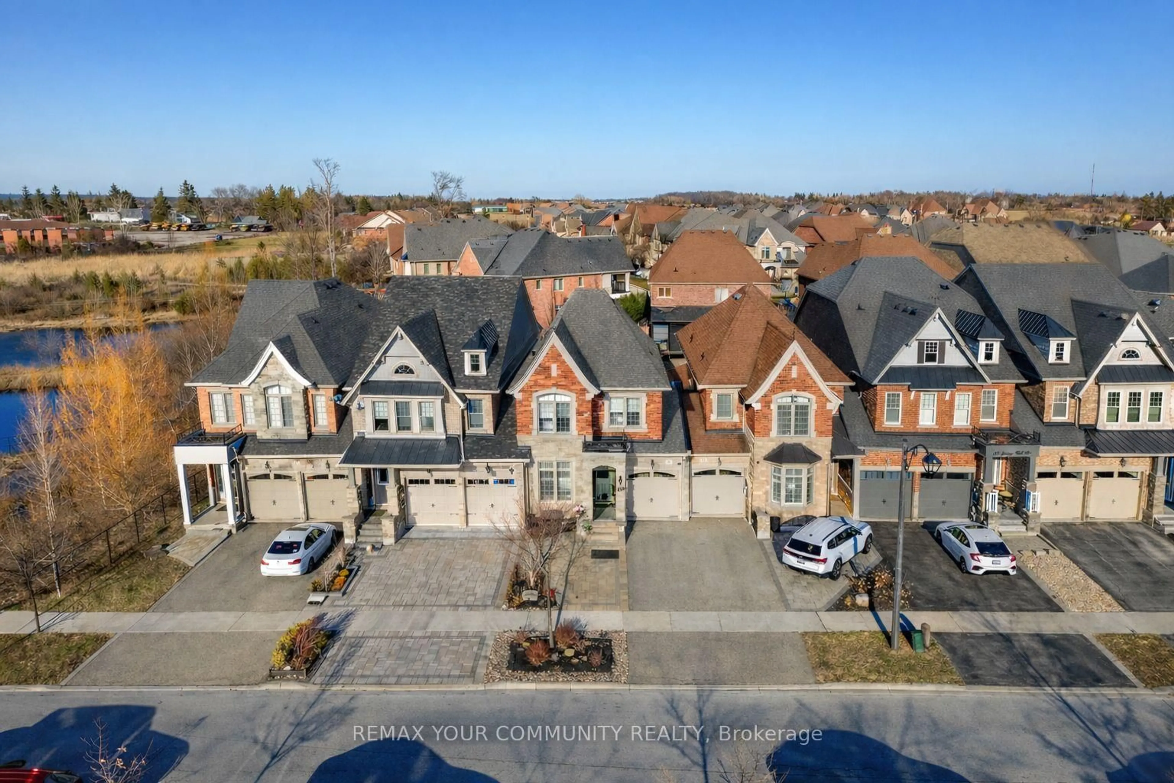 A pic from outside/outdoor area/front of a property/back of a property/a pic from drone, street for 29 Spring Hill Dr, King Ontario L7B 0B4