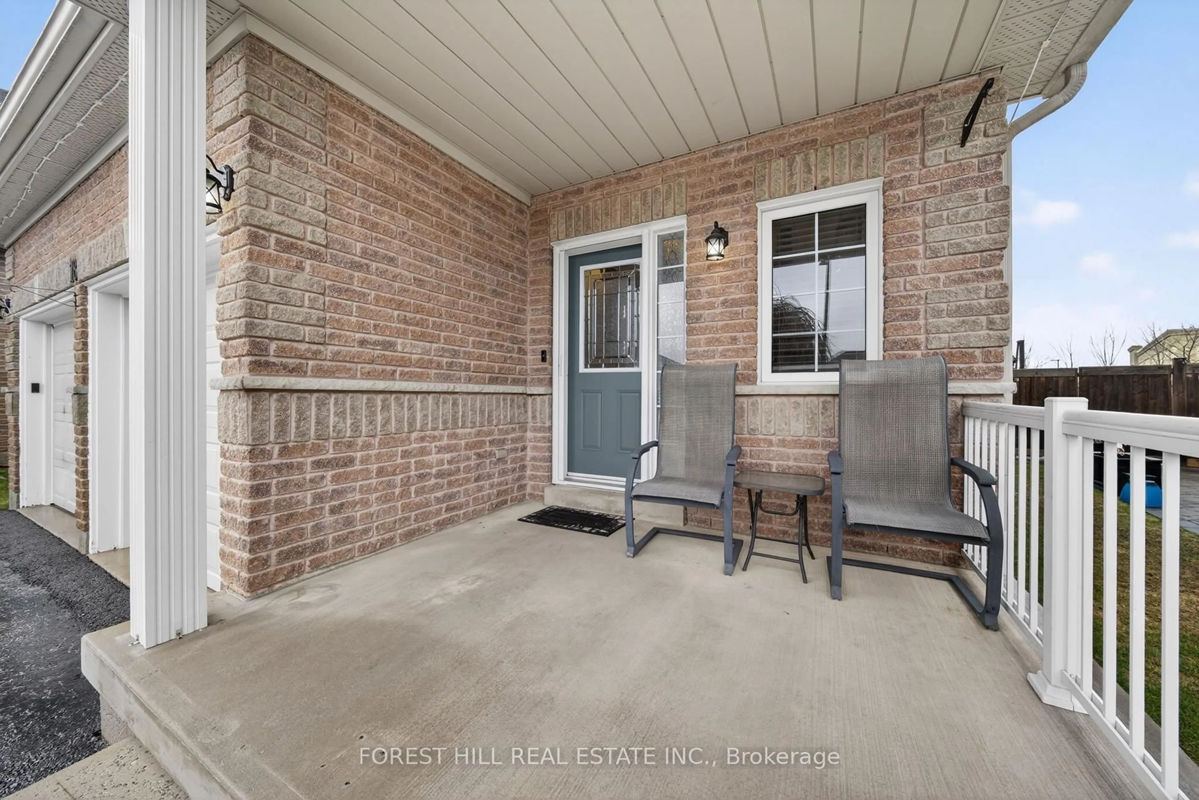 Patio, street for 18 Dresden Crt, Georgina Ontario L4P 4H6