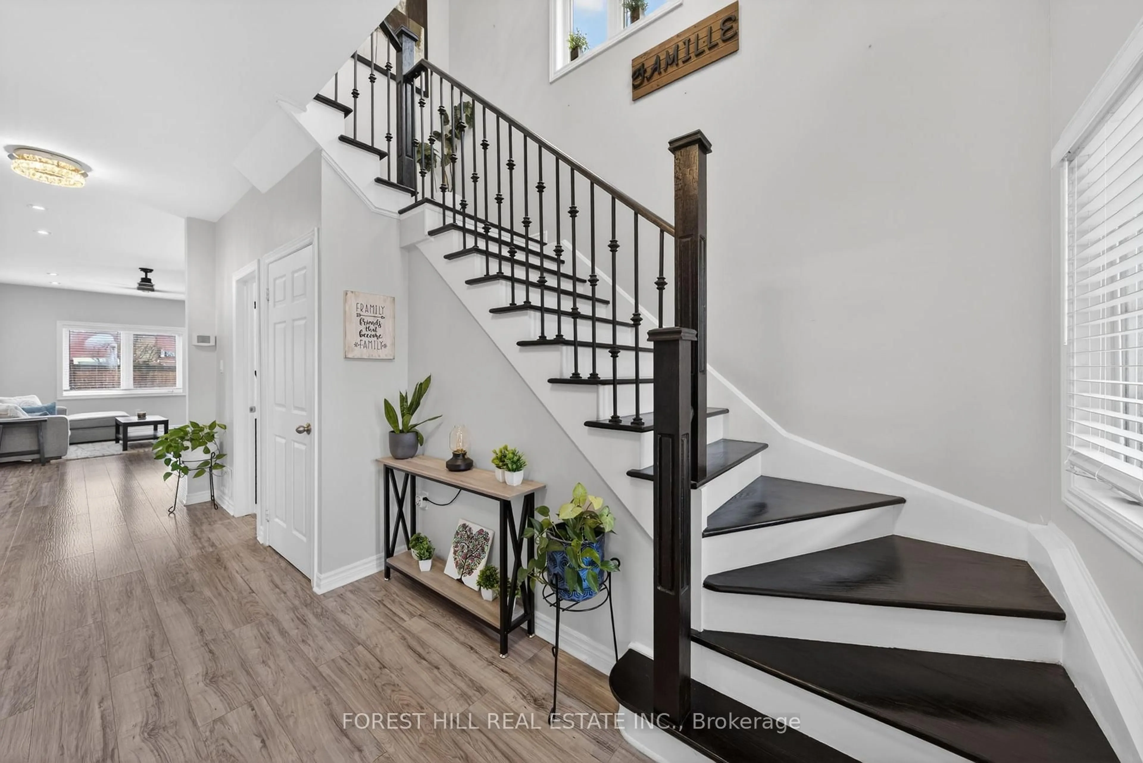 Indoor entryway for 18 Dresden Crt, Georgina Ontario L4P 4H6