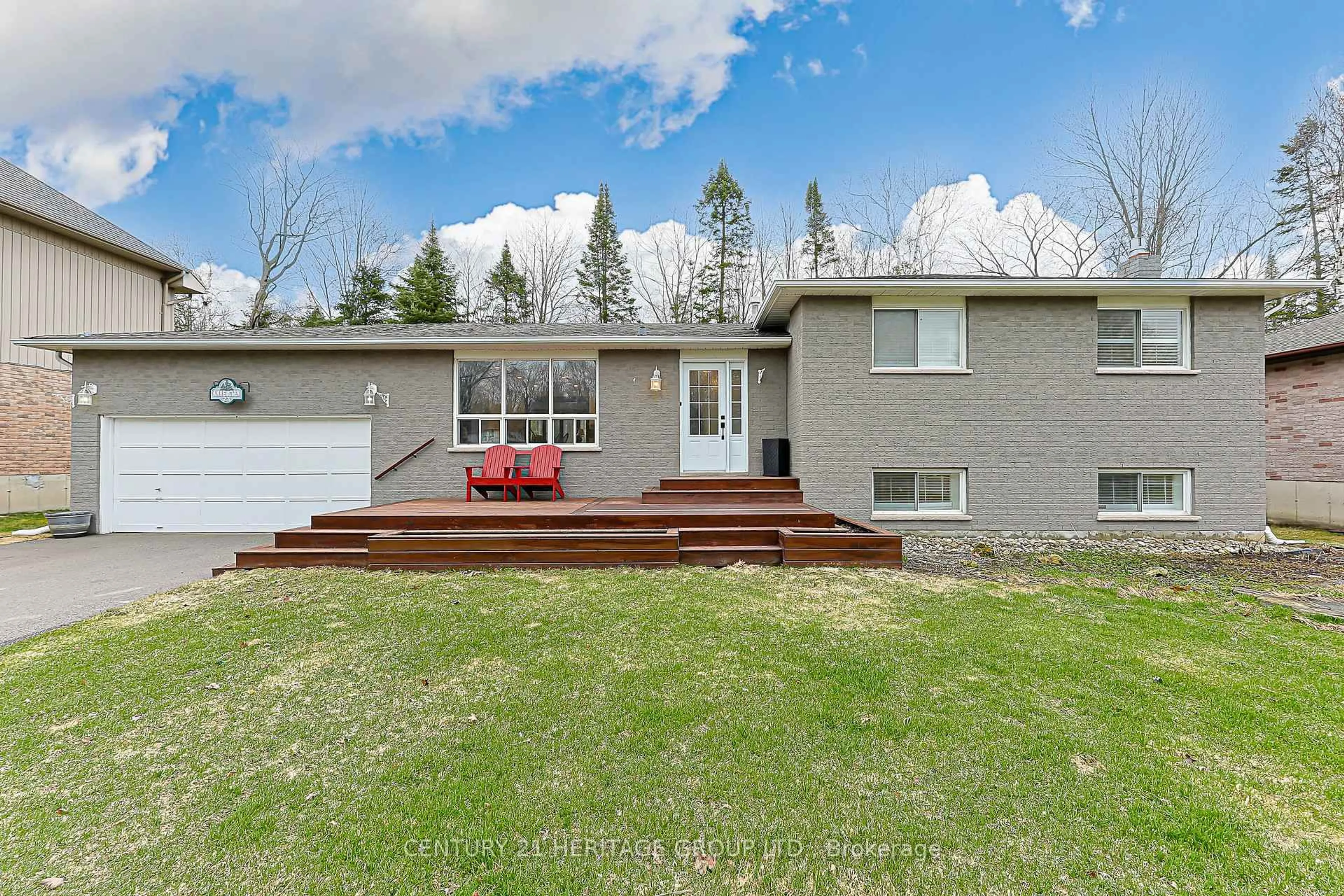 Home with vinyl exterior material, unknown for 23 Amberglen Crt, East Gwillimbury Ontario L9N 1J6