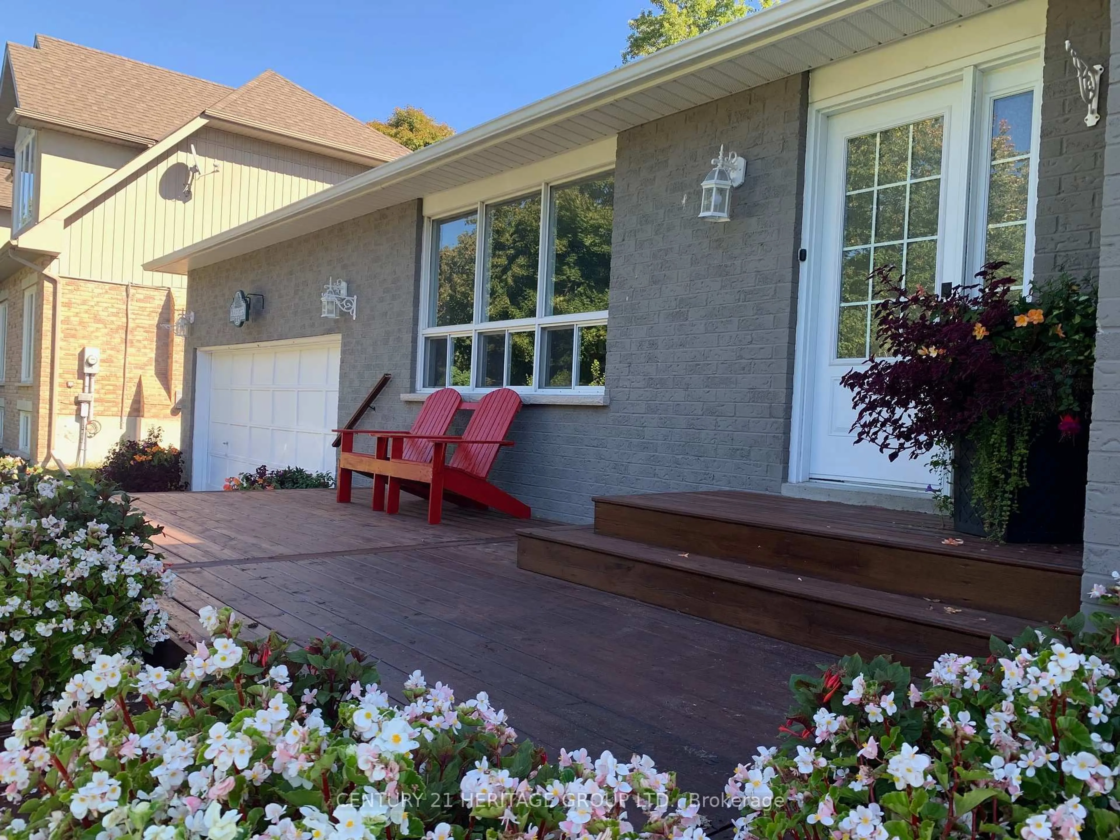 Home with vinyl exterior material, street for 23 Amberglen Crt, East Gwillimbury Ontario L9N 1J6