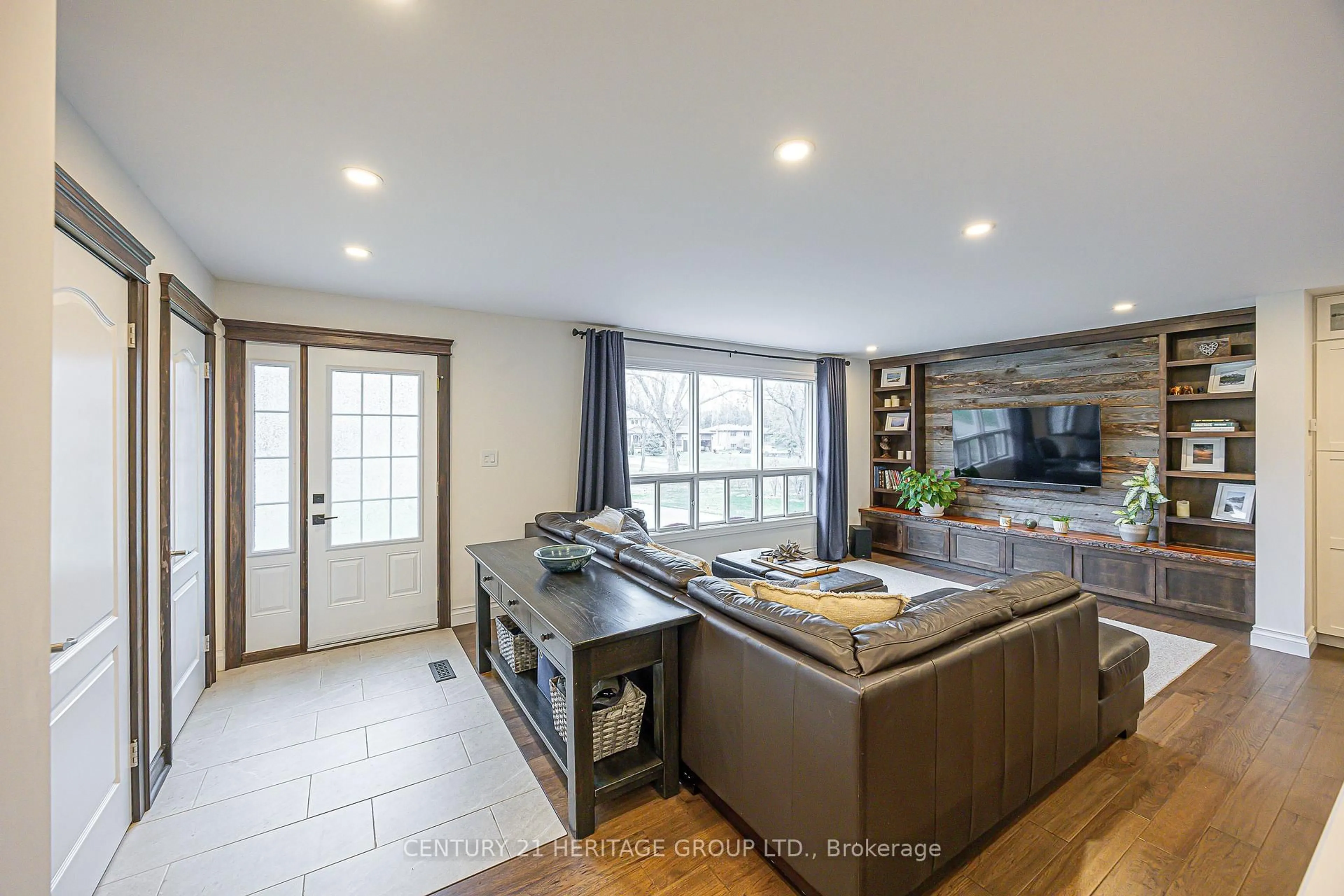 Living room with furniture, unknown for 23 Amberglen Crt, East Gwillimbury Ontario L9N 1J6