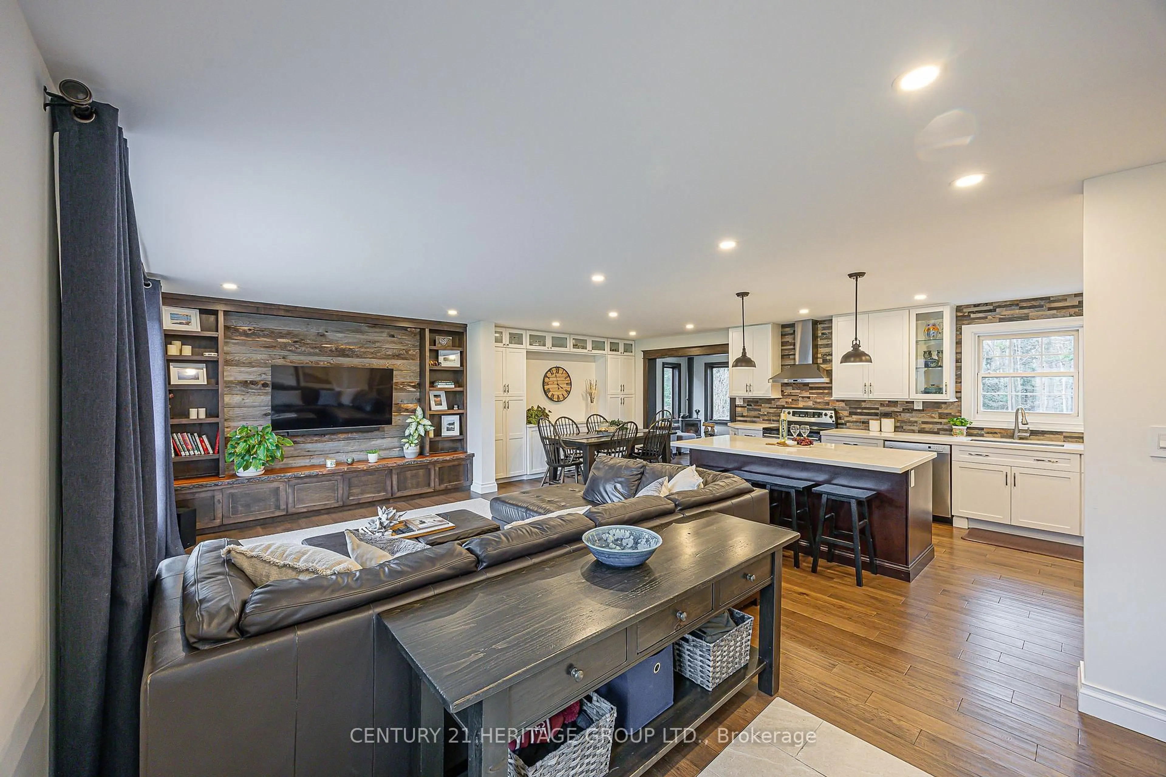 Open concept kitchen, unknown for 23 Amberglen Crt, East Gwillimbury Ontario L9N 1J6