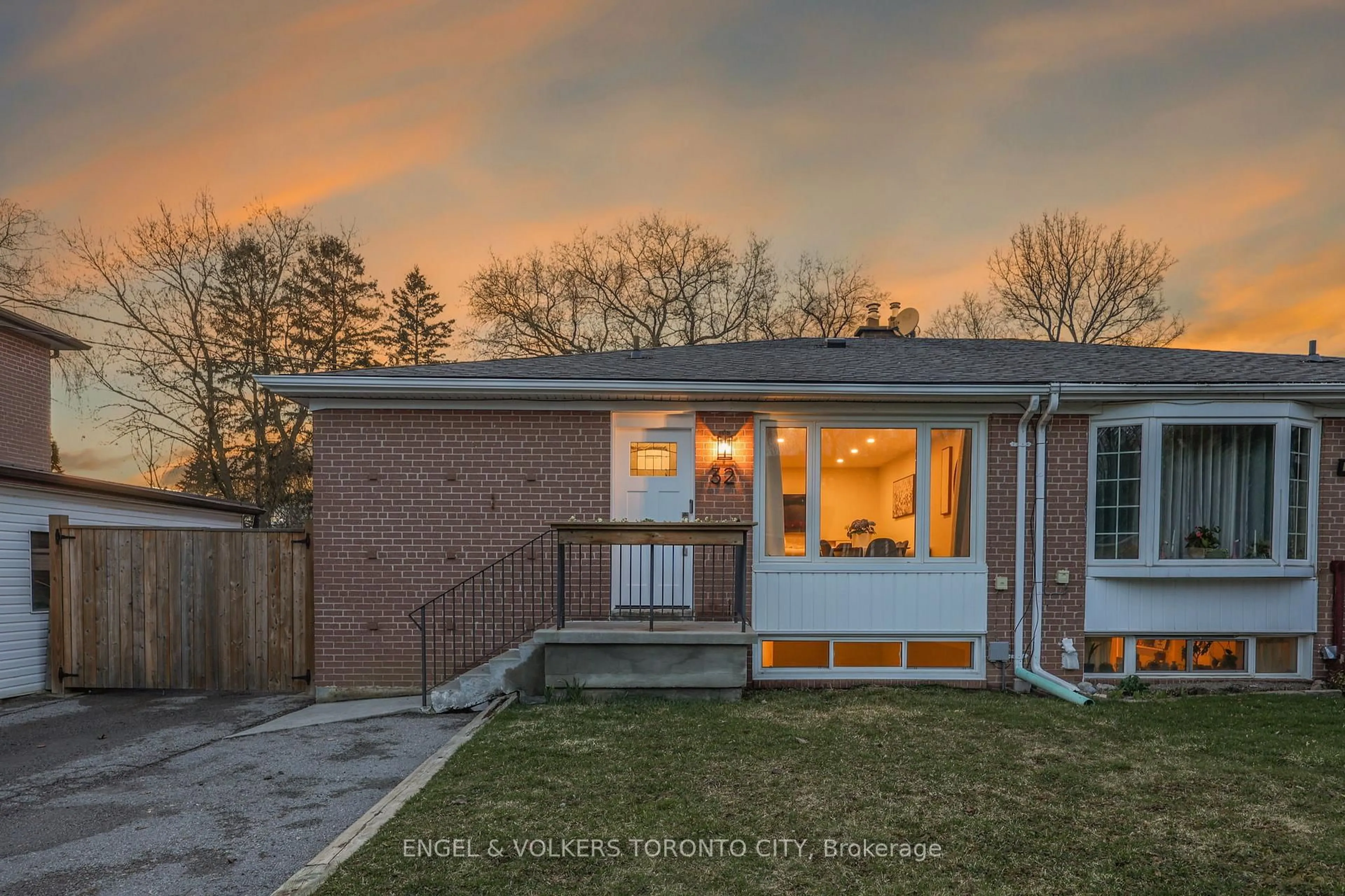 Home with brick exterior material, street for 32 Davis Rd, Aurora Ontario L4G 2B6