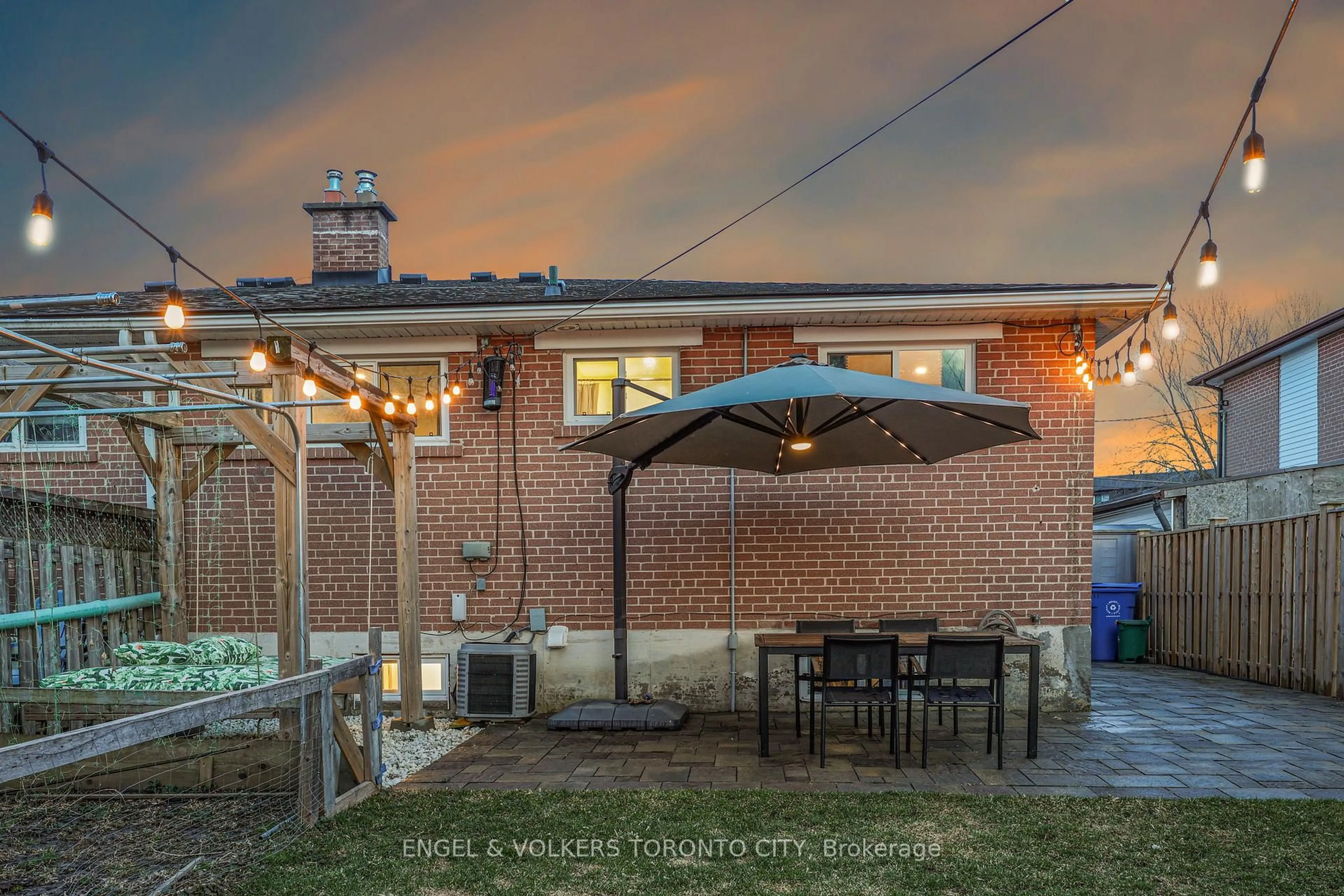 Patio, unknown for 32 Davis Rd, Aurora Ontario L4G 2B6