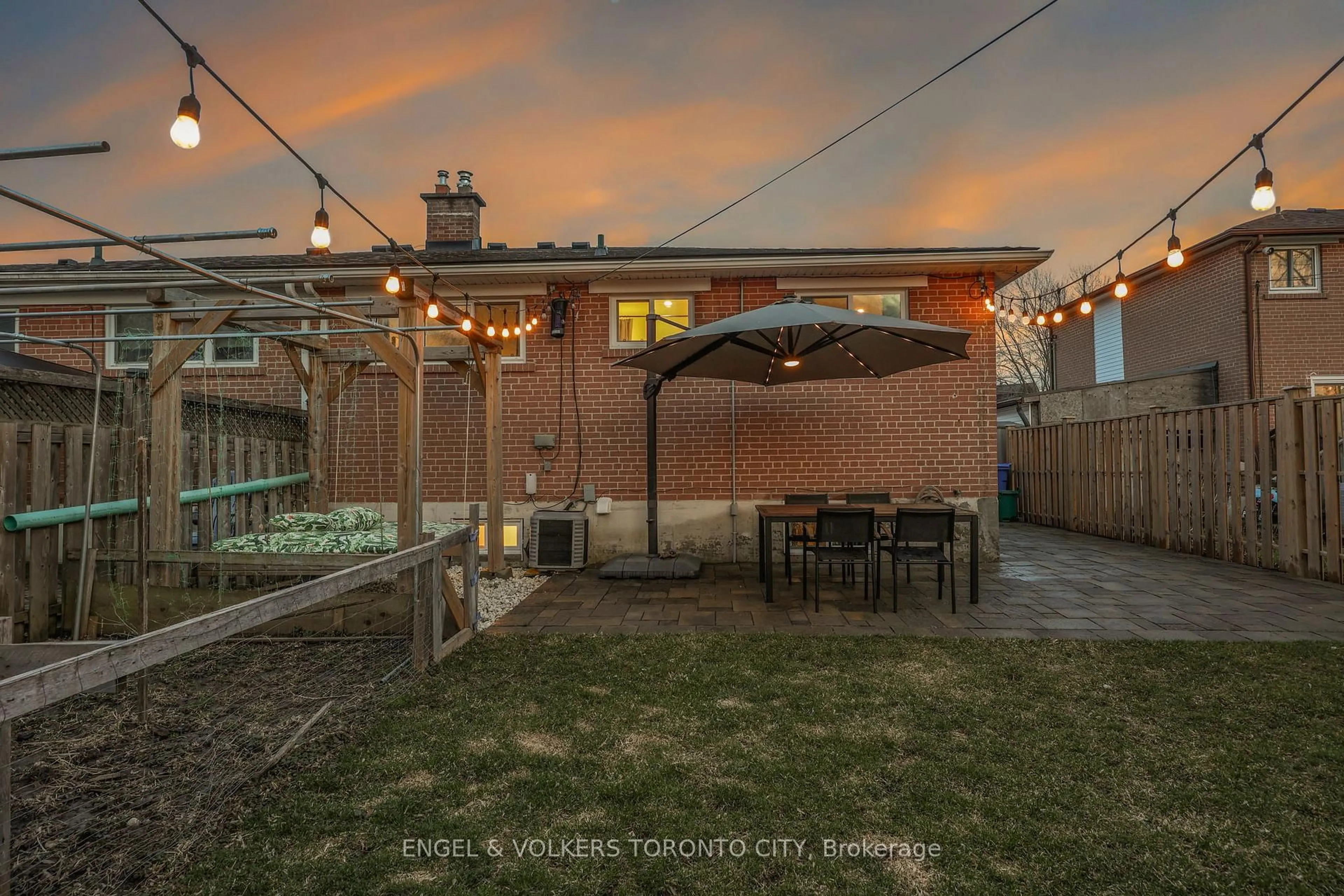 Patio, street for 32 Davis Rd, Aurora Ontario L4G 2B6