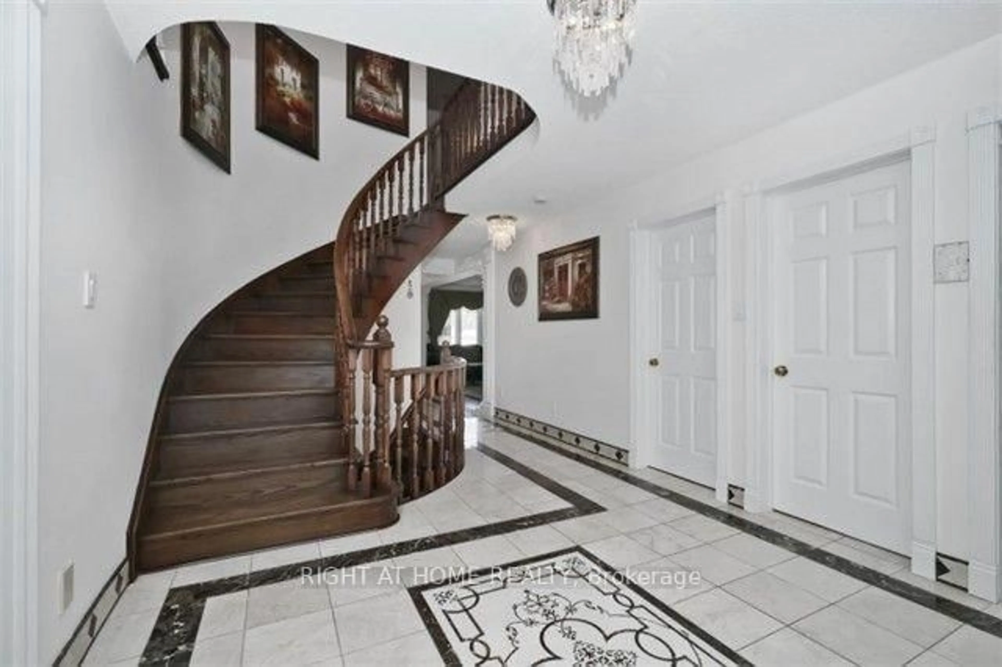 Indoor foyer for 358 Valleymede Dr, Richmond Hill Ontario L4B 3E8