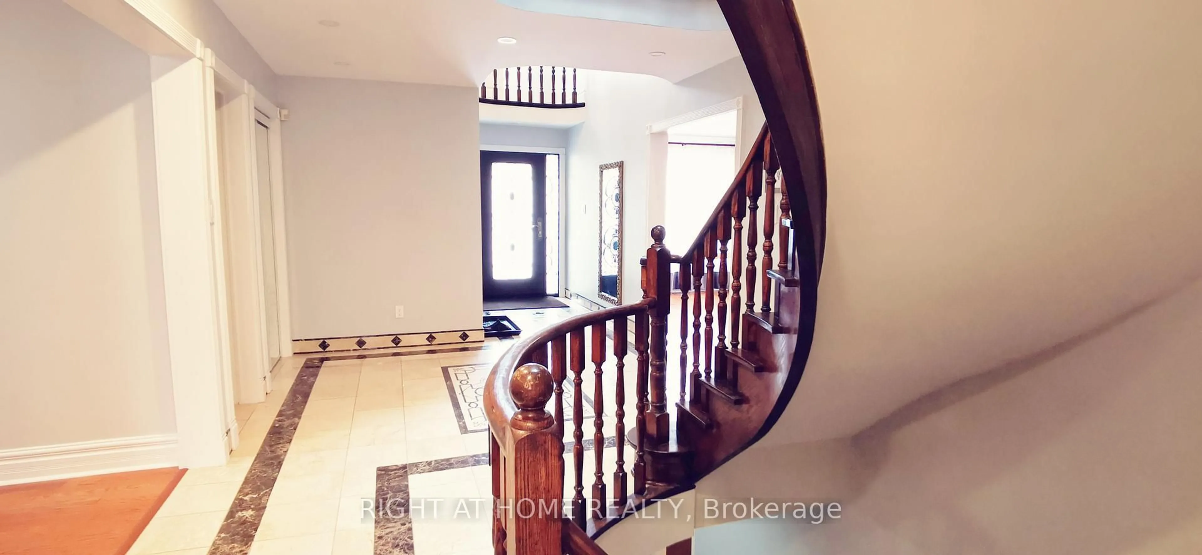 Indoor foyer for 358 Valleymede Dr, Richmond Hill Ontario L4B 3E8