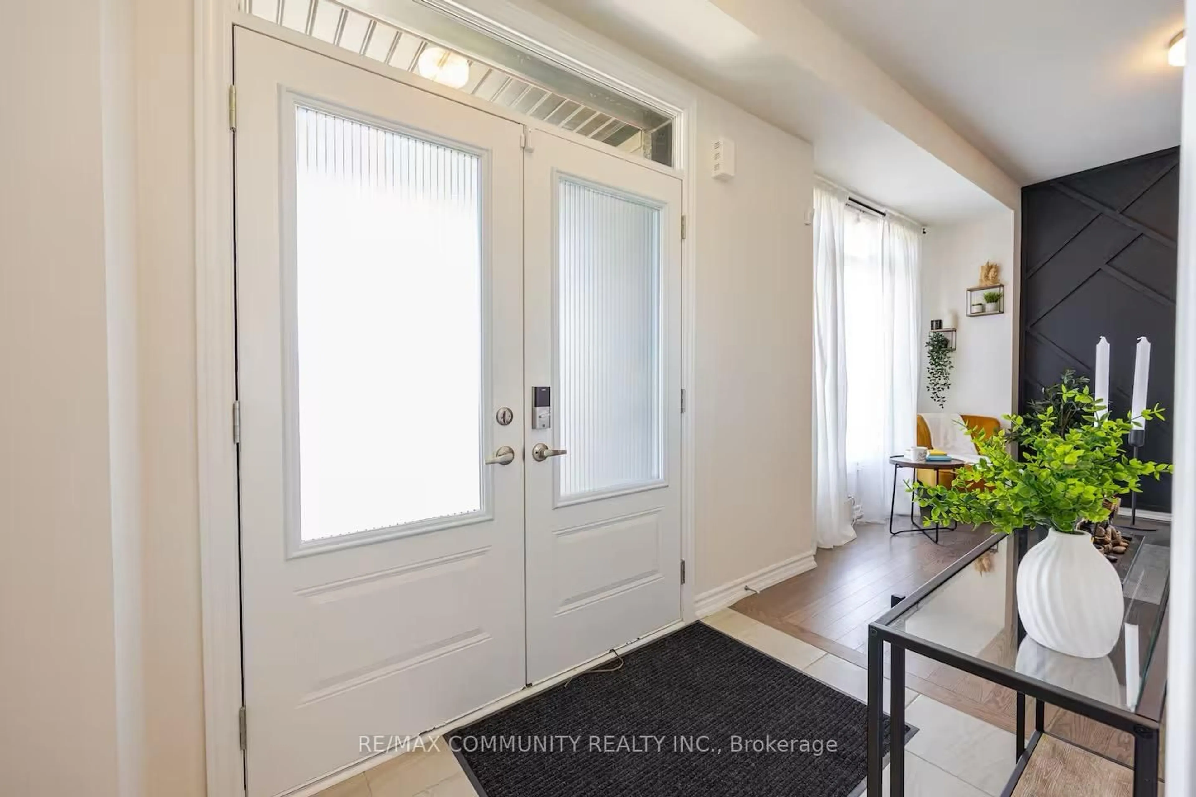 Indoor entryway for 10243 Huntington Rd, Vaughan Ontario L4H 5J4