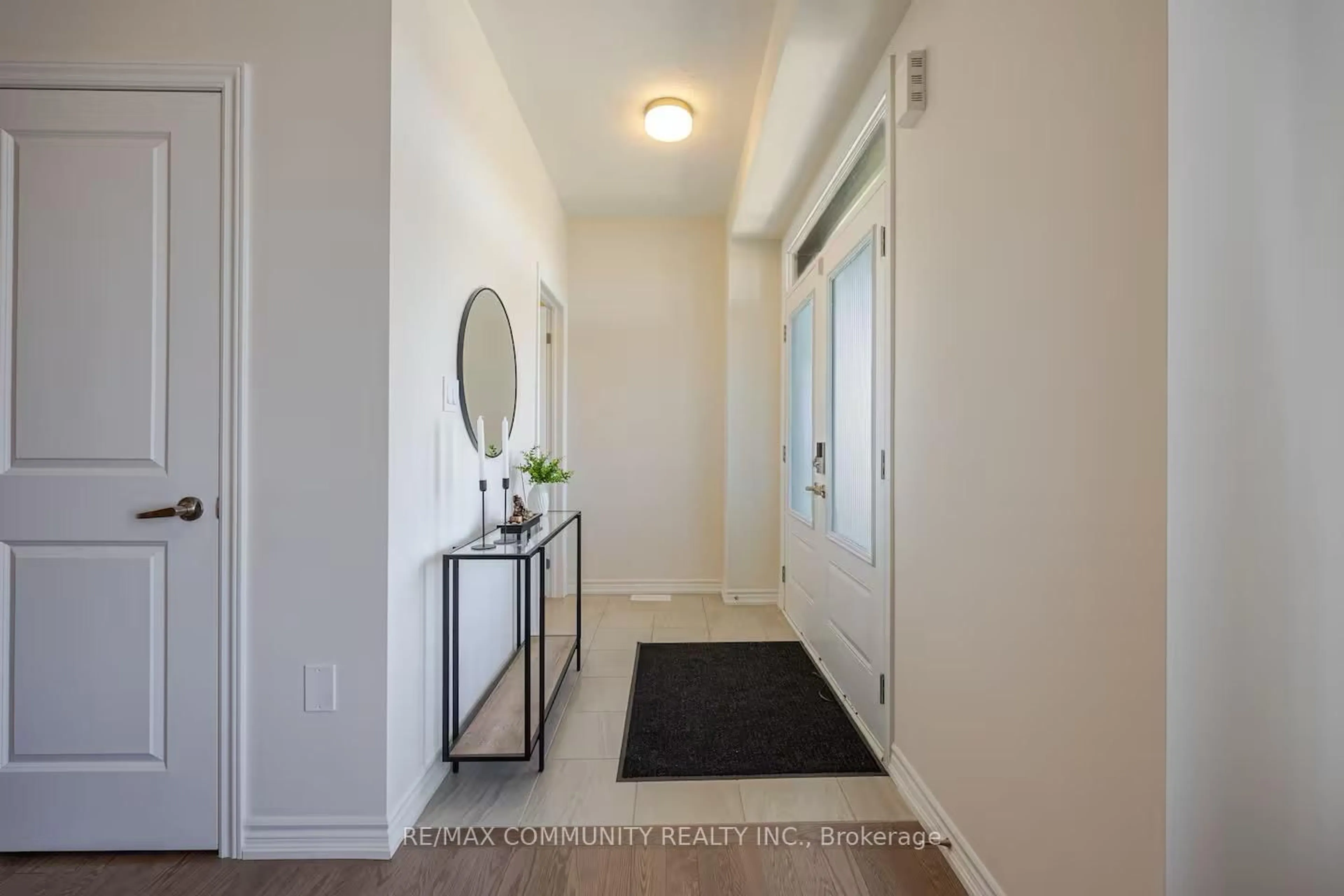 Indoor entryway for 10243 Huntington Rd, Vaughan Ontario L4H 5J4