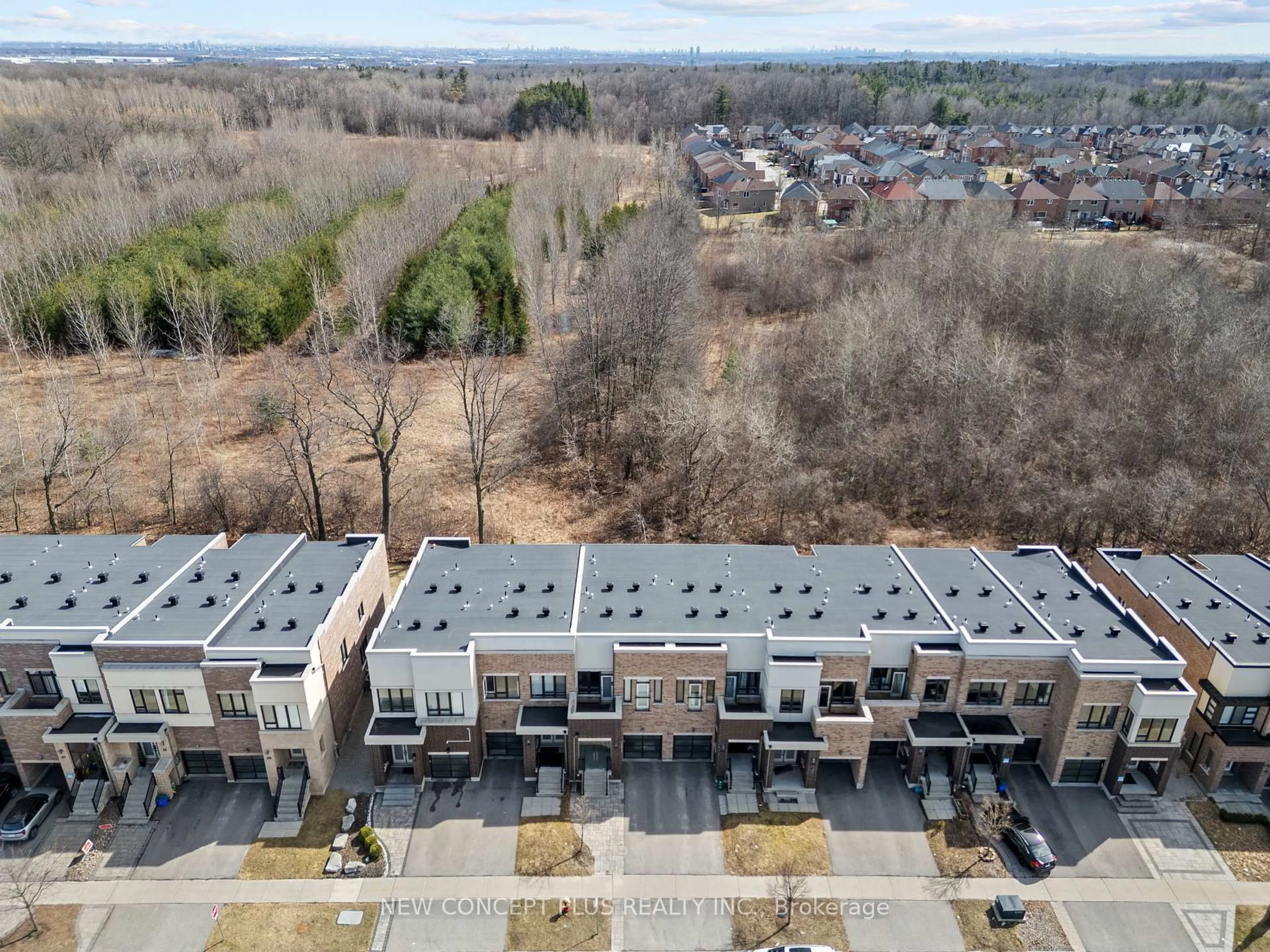 A pic from outside/outdoor area/front of a property/back of a property/a pic from drone, city buildings view from balcony for 47 Dariole Dr, Richmond Hill Ontario L4E 0Z2