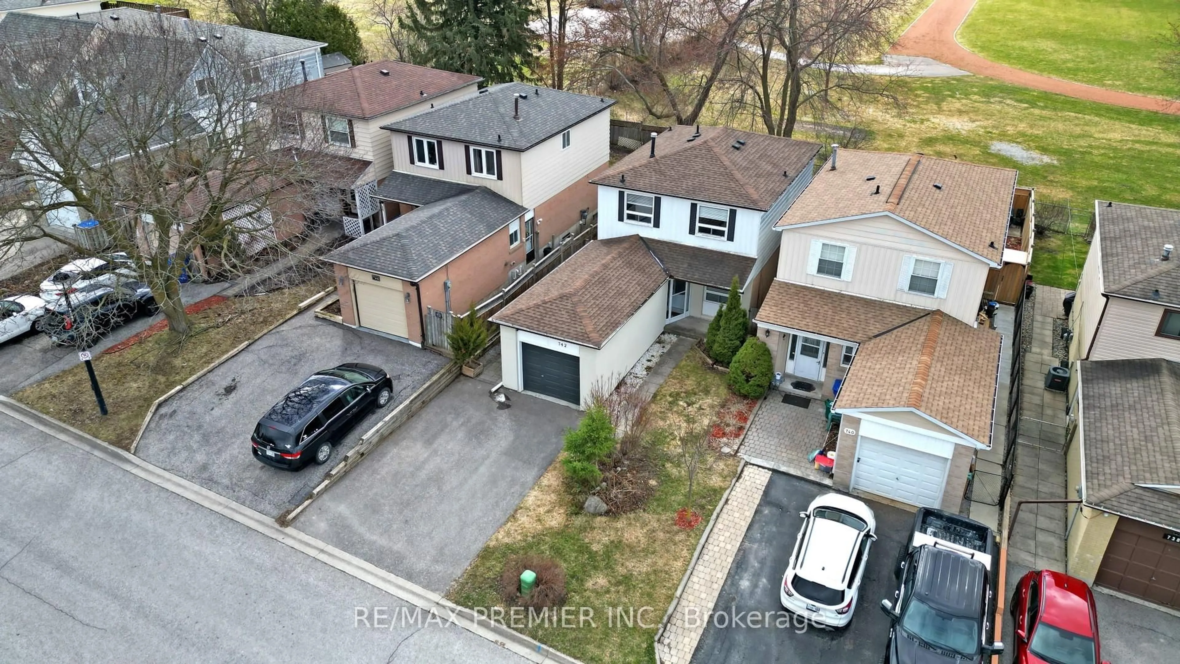 A pic from outside/outdoor area/front of a property/back of a property/a pic from drone, street for 742 Beman Dr, Newmarket Ontario L3Y 4Z2