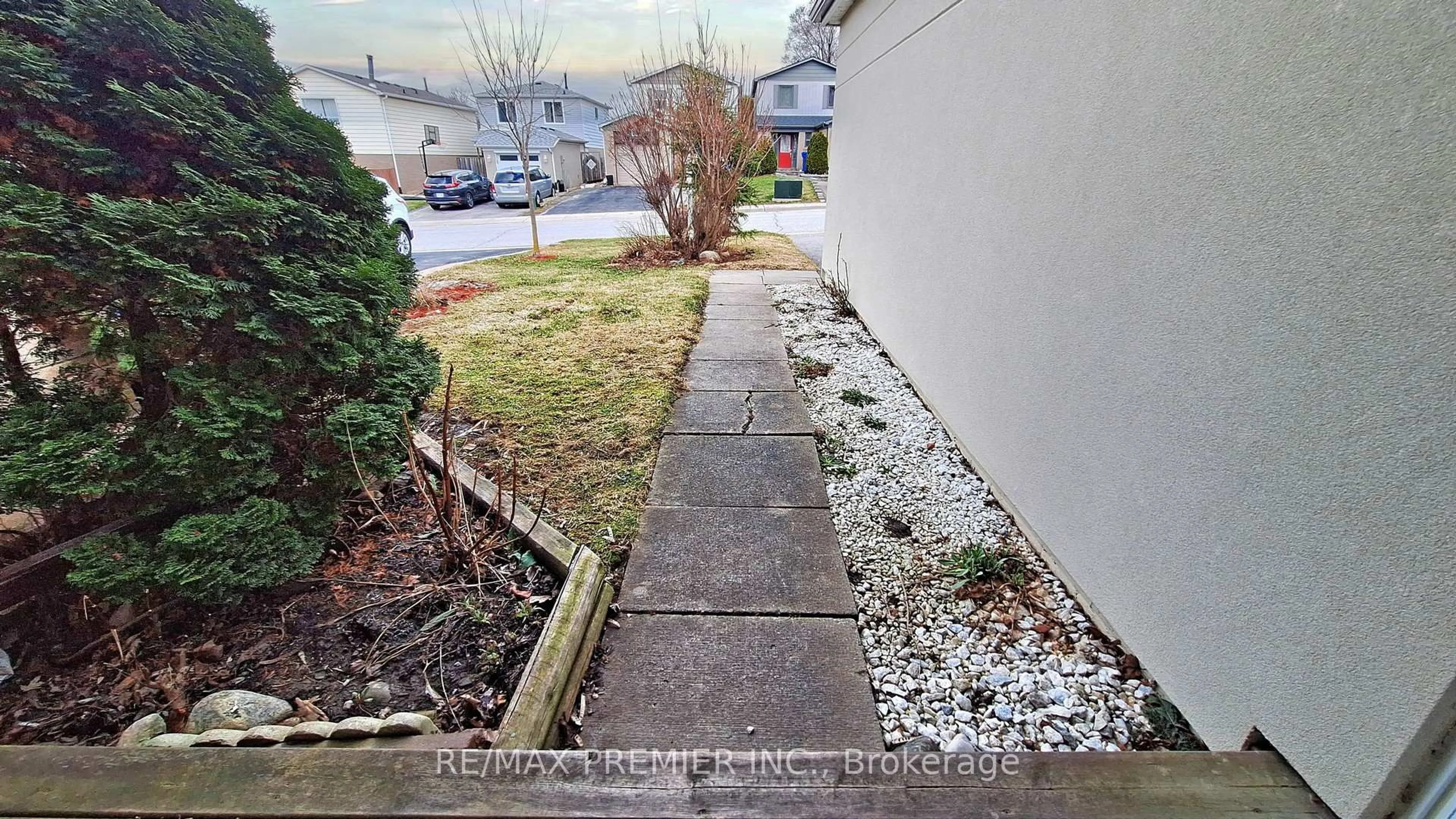 A pic from outside/outdoor area/front of a property/back of a property/a pic from drone, street for 742 Beman Dr, Newmarket Ontario L3Y 4Z2