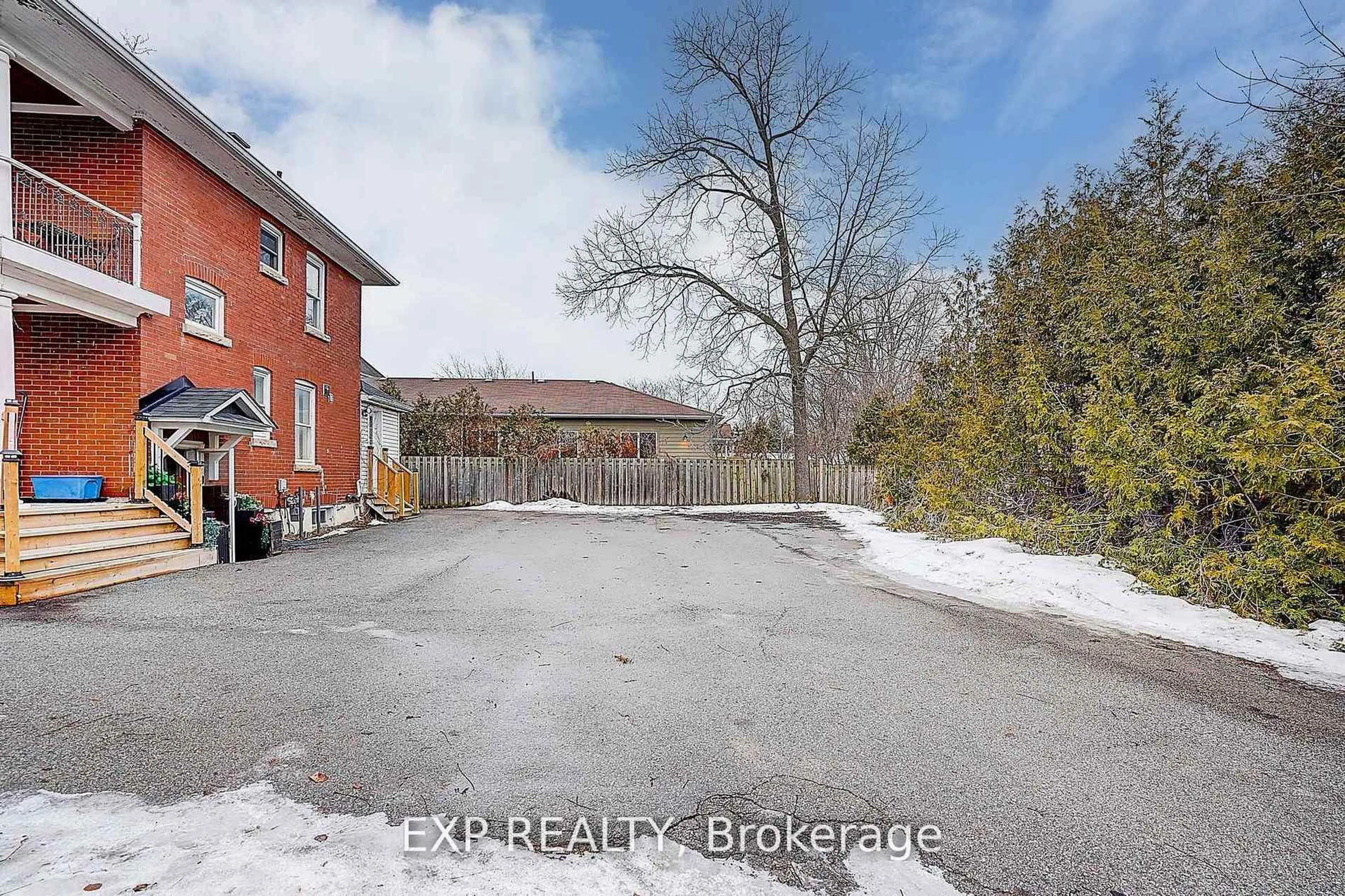 A pic from outside/outdoor area/front of a property/back of a property/a pic from drone, street for 12 Vincent St, Newmarket Ontario L3Y 4G2